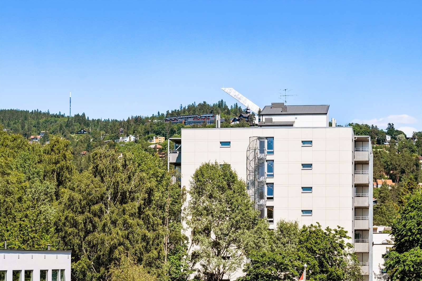 Utsikt mot Holmenkollen fra balkongen. Galleribilde