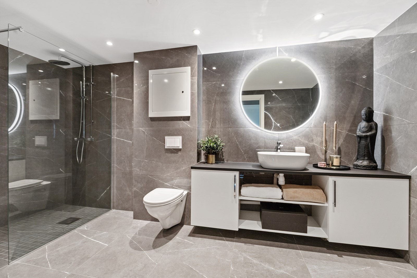 Baderommet ble rehabilitert i regi av borettslaget i 2017 og oppgradert av eier i 2022. Galleribilde