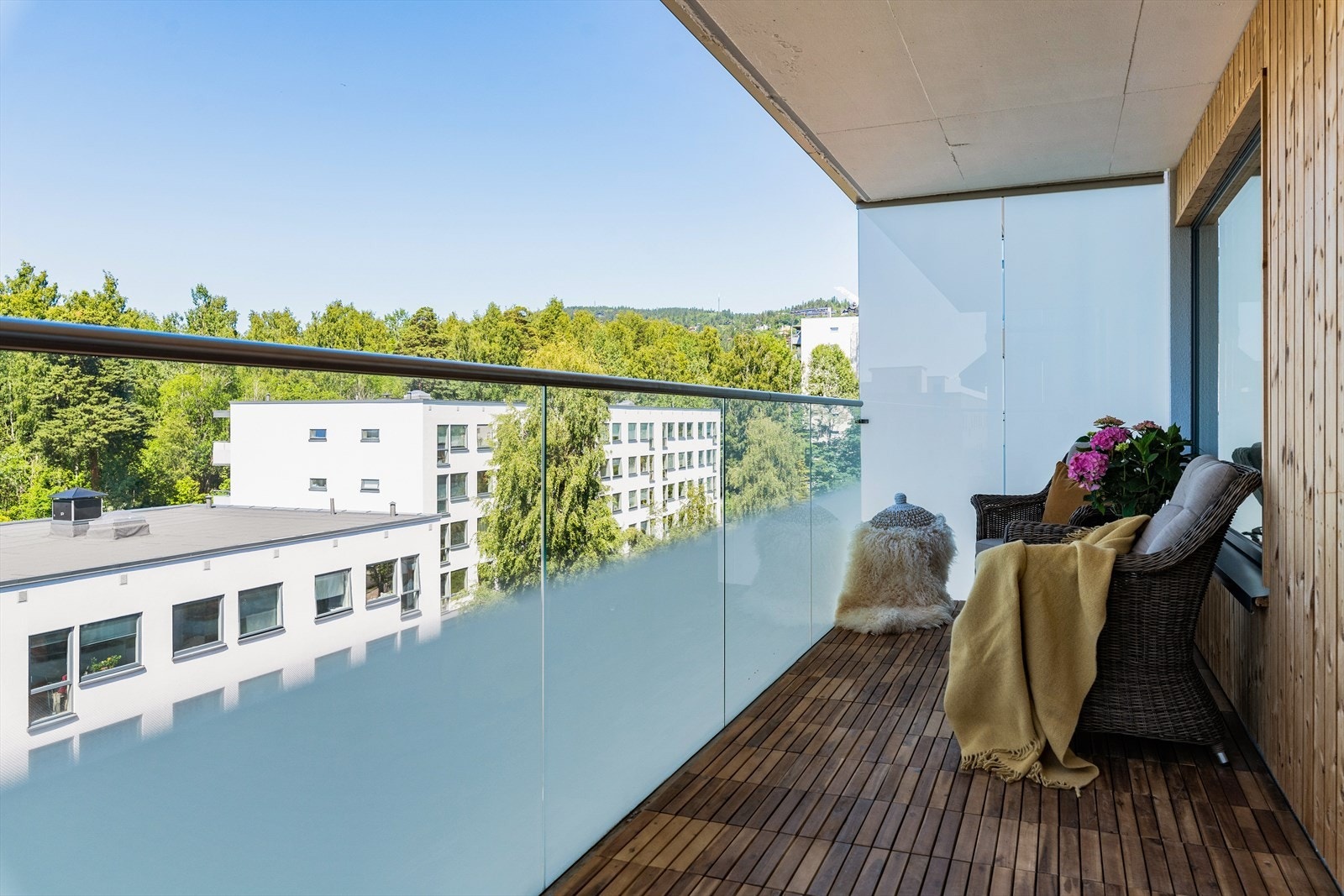 Fra stuen er det utgang til en herlig, solrik balkong på ca. 11kvm med plass til sittegruppe og grill. Galleribilde