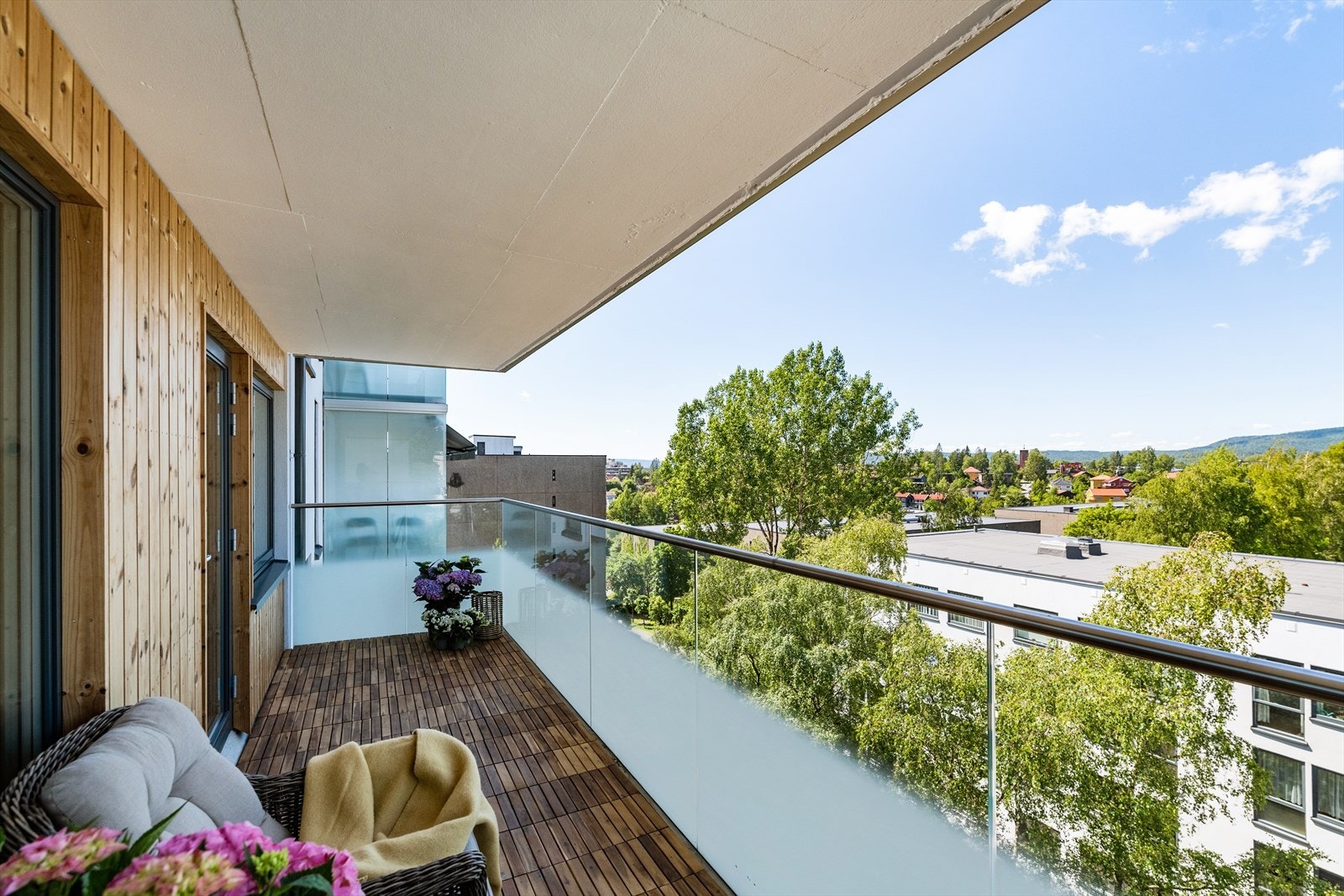 Boligen ligger høyt og usjenert i et godt etablert boligfelt på Hovseter omringet av vakre grøntarealer. Galleribilde