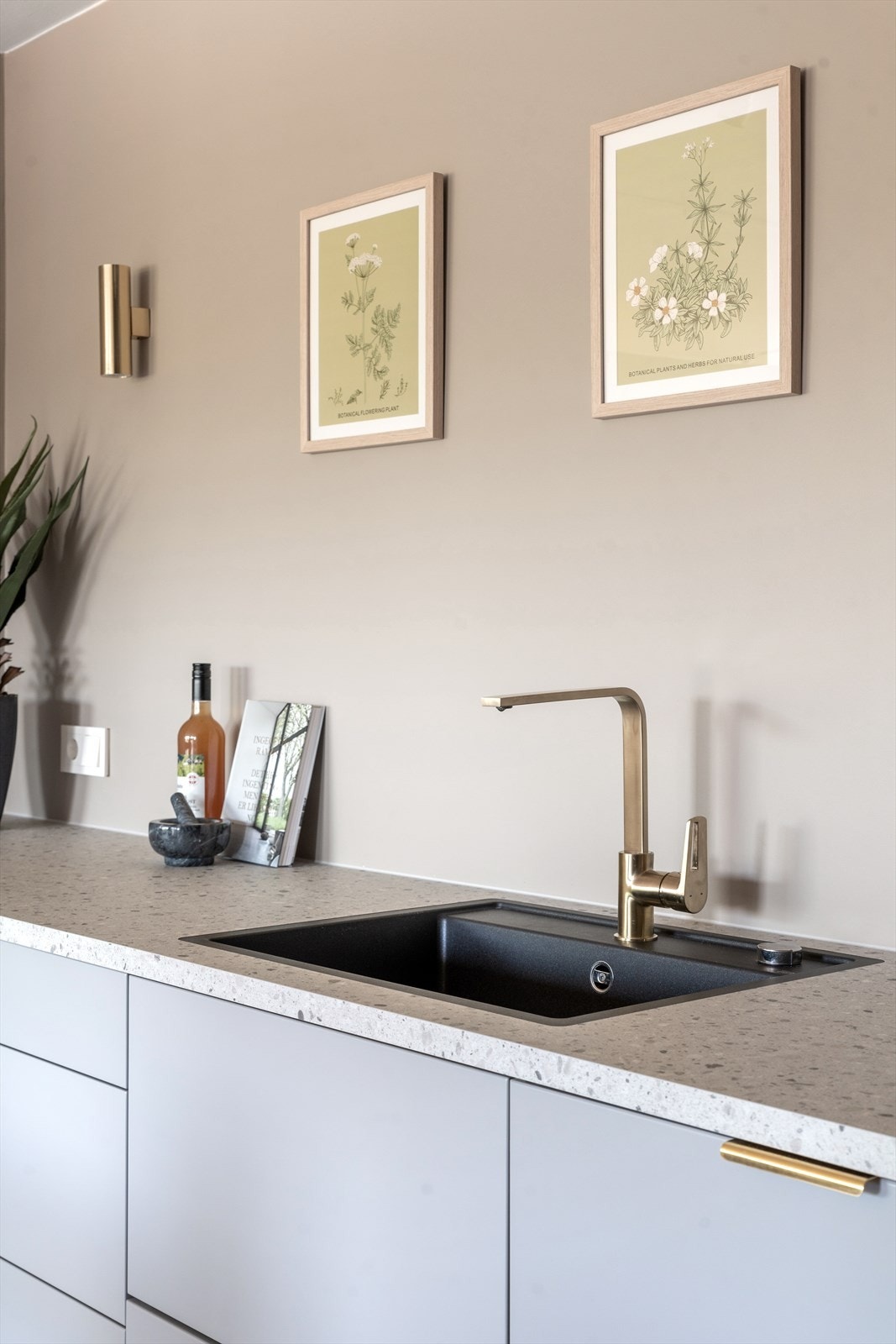 Epoq kjøkkeninnredning med malte glatte fronter, laminat benkeplate, underlimt oppvaskkum, hetteventilator, integrert oppvaskmaskin, kjøl/fryseskap, stekeovn og induksjon platetopp. Galleribilde