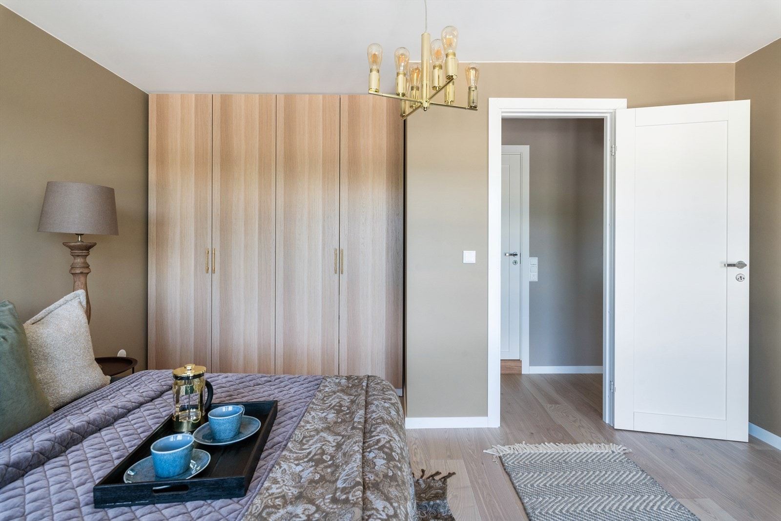 Garderobeskap følger med salget. Galleribilde