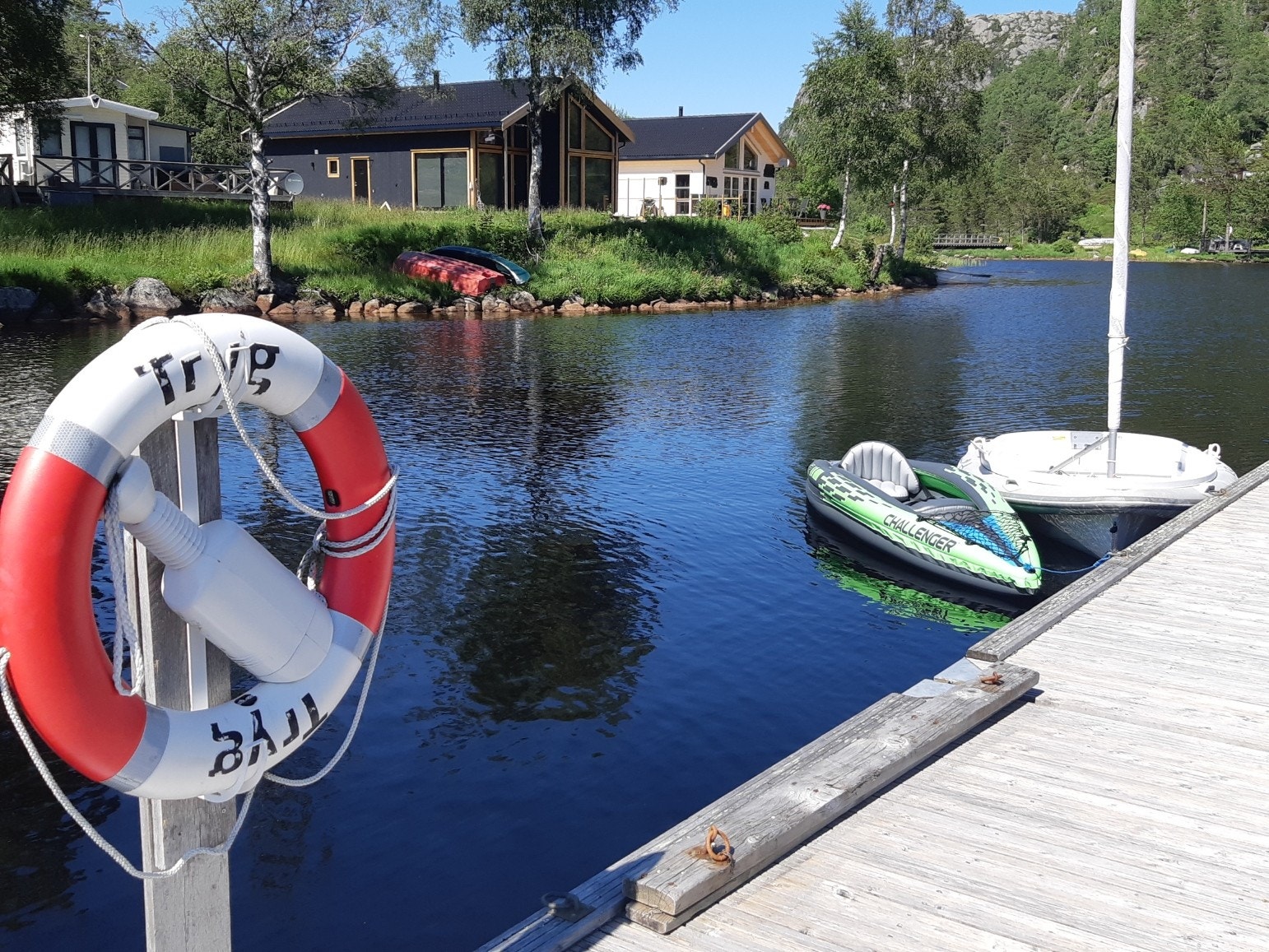 Flytebrygge rett nedenfor hytter Galleribilde