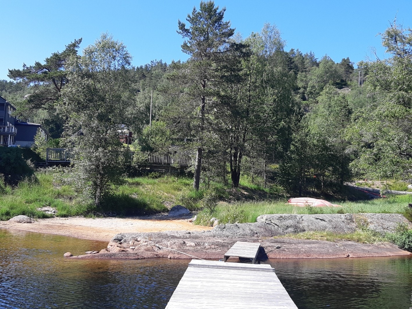 Badestrand et steinkast fra hytten. Galleribilde