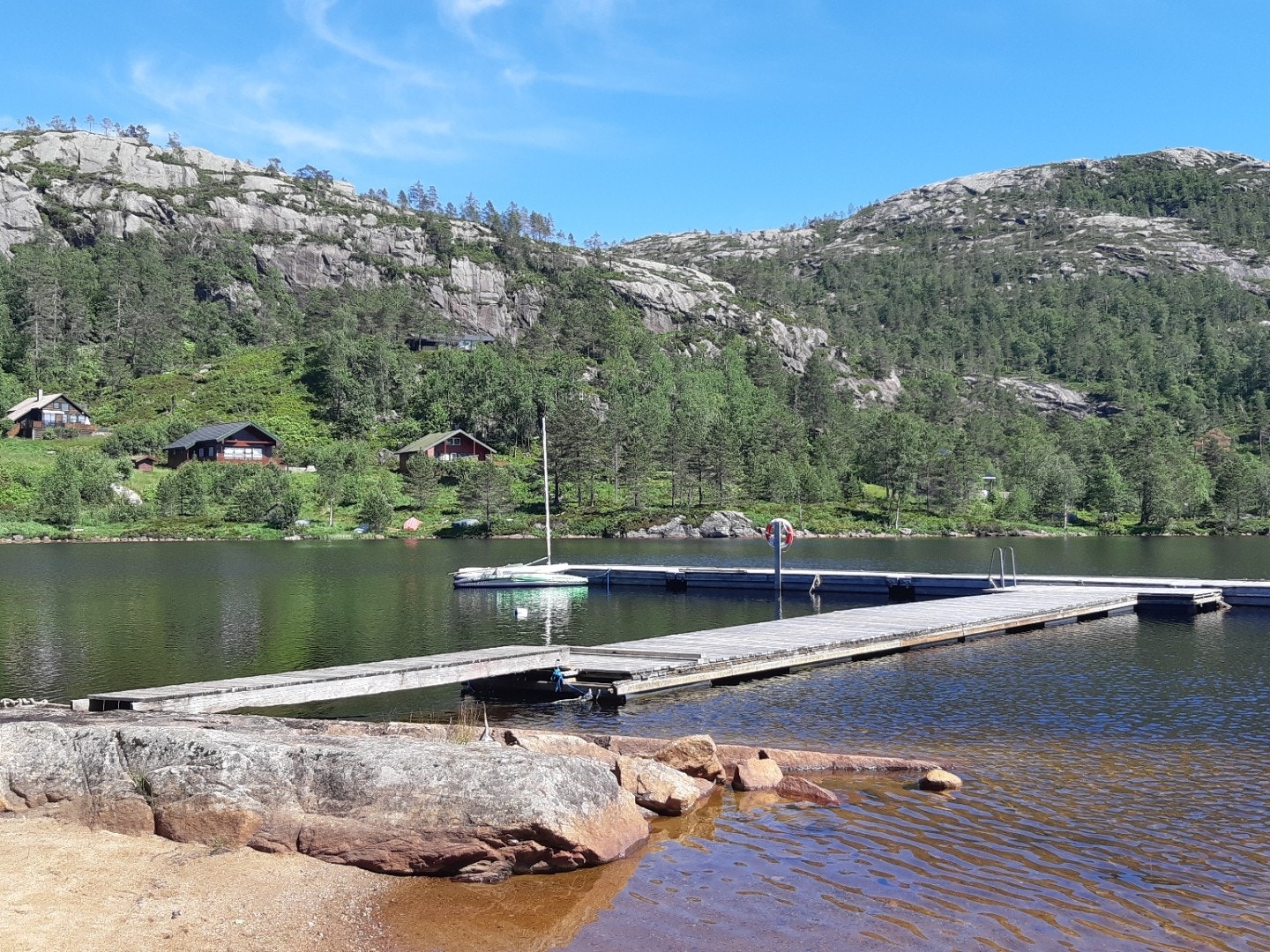 Flytebrygge med stranden Galleribilde