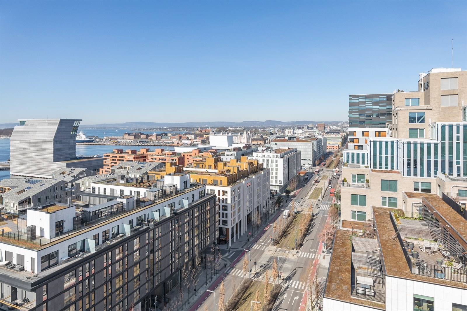Utsikt fra felles takterrasse med masse sol. Galleribilde