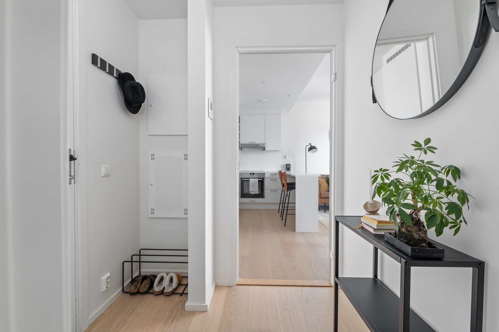 Lyst og trivelig inngangsparti. God plass til å henge fra seg ytterjakker og oppbevare sko. Galleribilde