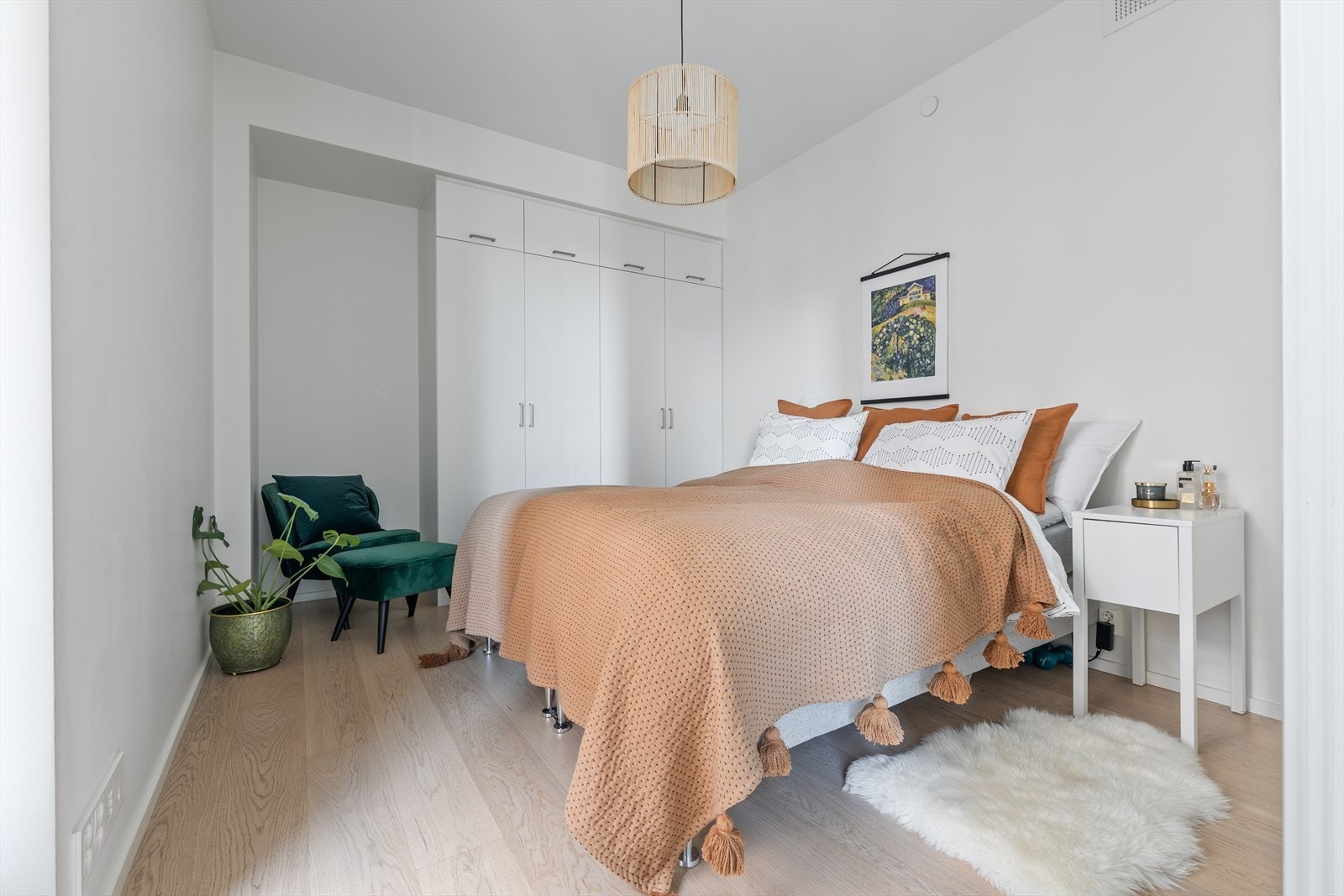 Det er god plass til nattbord på begge sider, samt en ekstra kontorsone eller sminkebord, mulighetene er mange og valget er ditt /deres! Galleribilde