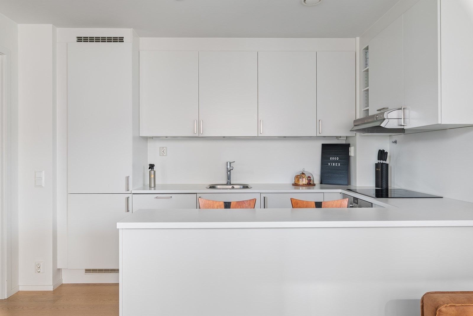 Kjøkkenet fremstår som en invitasjon til kokkekunst på sitt beste. Galleribilde