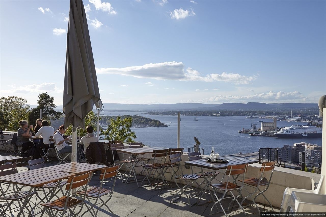 Ekebergrestauranten: Variert Europeisk meny, elegant spisesaler og terrasser i en moderne restaurant fra 1920-årne i åssiden. Galleribilde