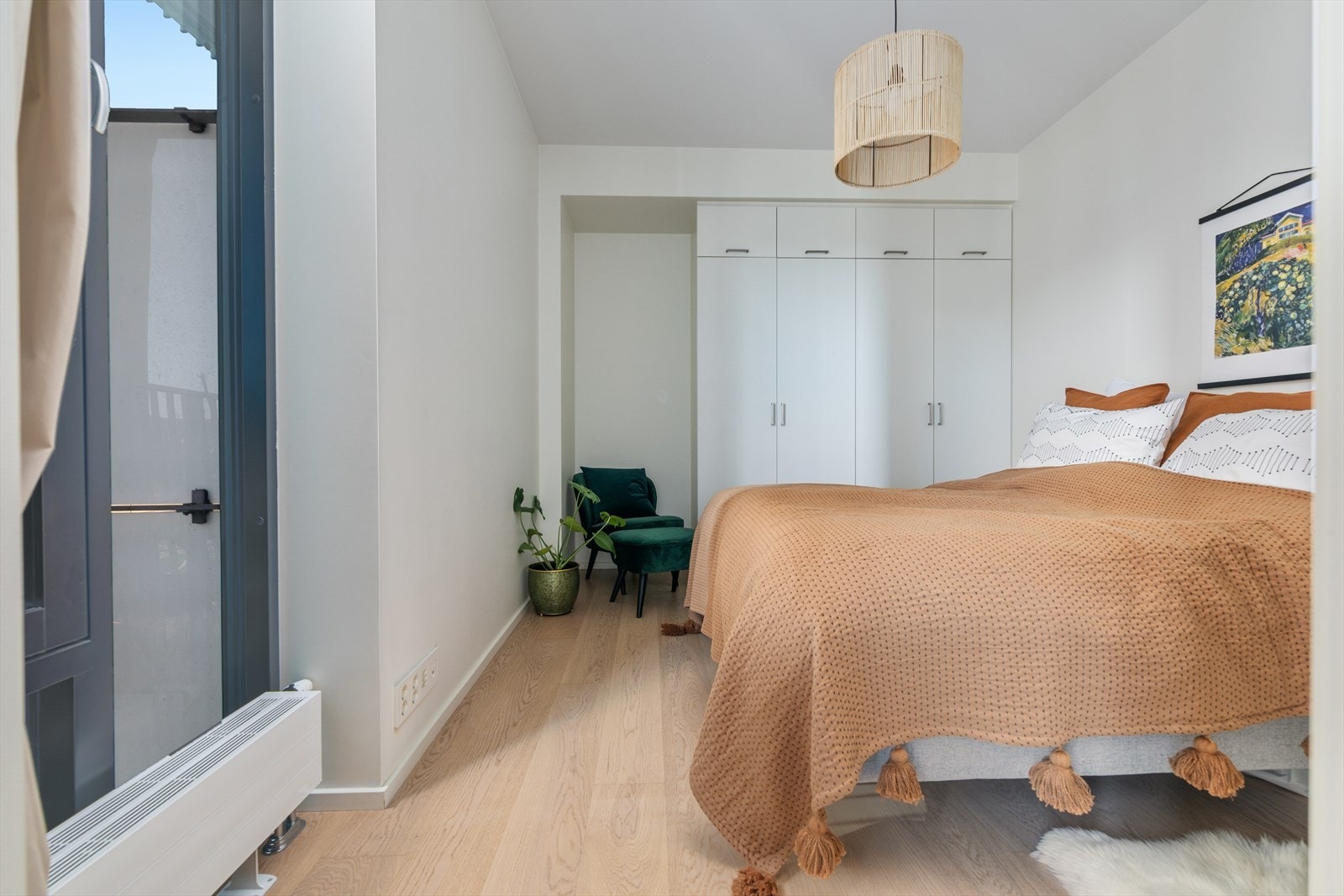 Praktisk garderobe med rikelig plass for klesplaggene. Galleribilde