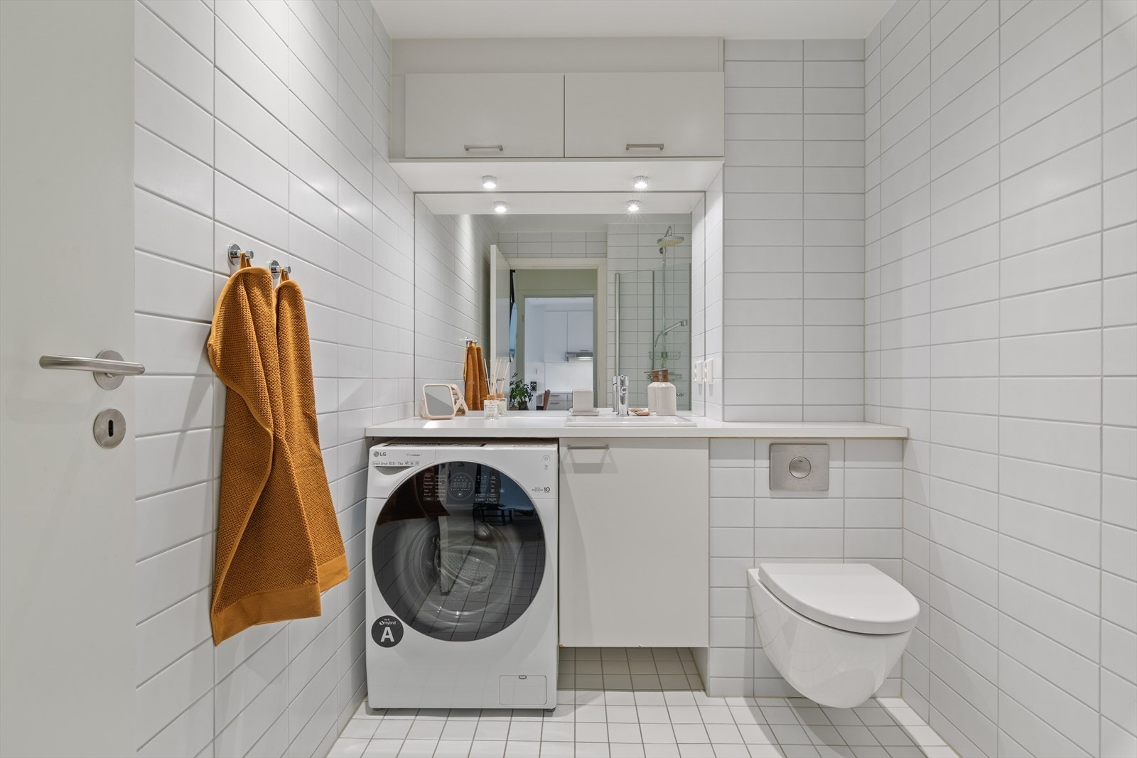 Lyst, friskt og delikat bad med opplegg for vaskemaskin. Galleribilde