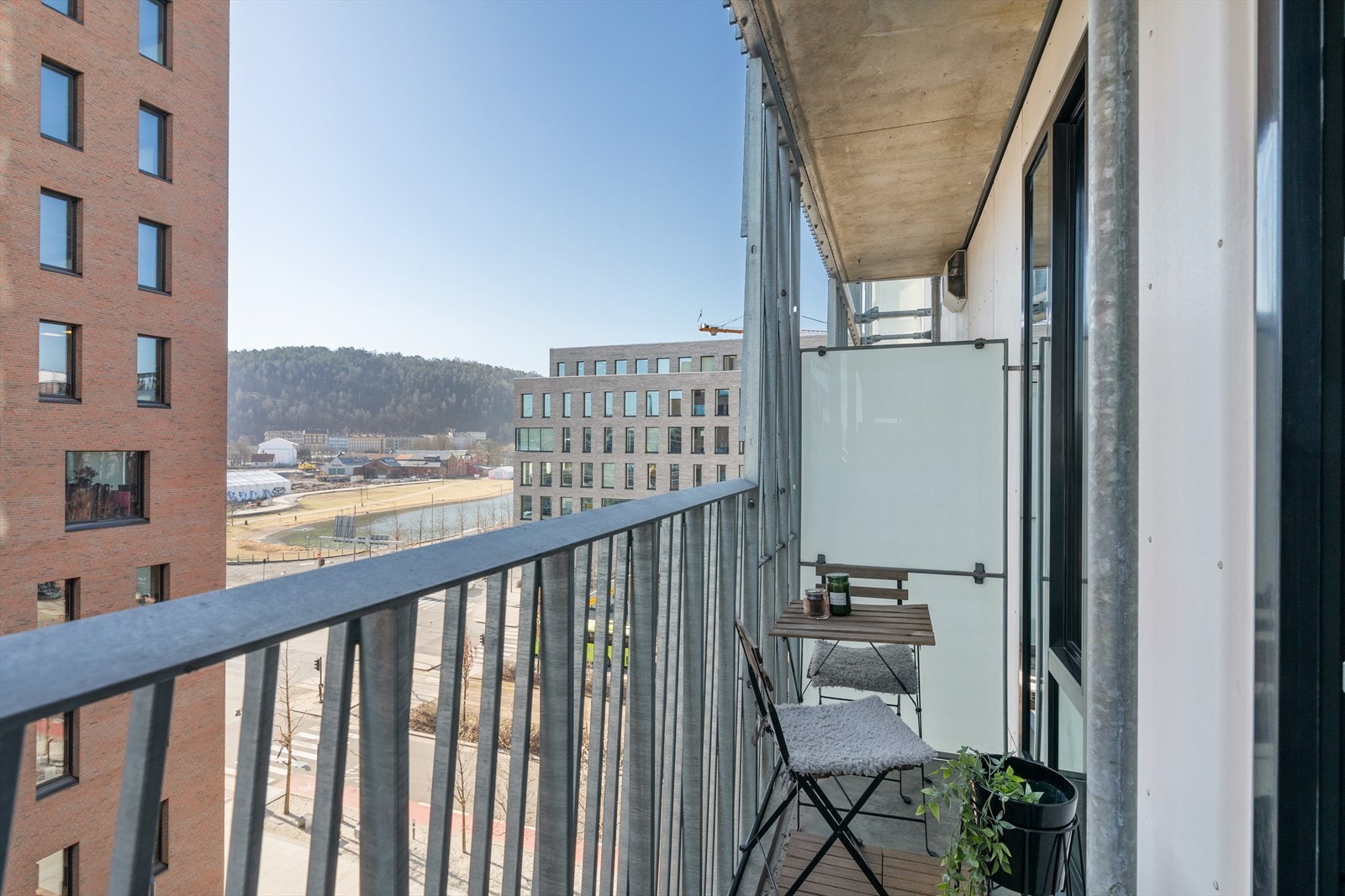 Balkongen er på ca 5 kvadratmeter med god plass til utemøblement - her kan sene sommerkvelder nytes i godt selskap. Galleribilde