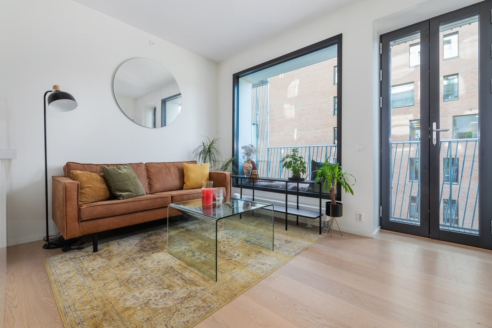 Stuen har gode vindusflater som gir rikelig med lys, samt utgang til balkong. Galleribilde