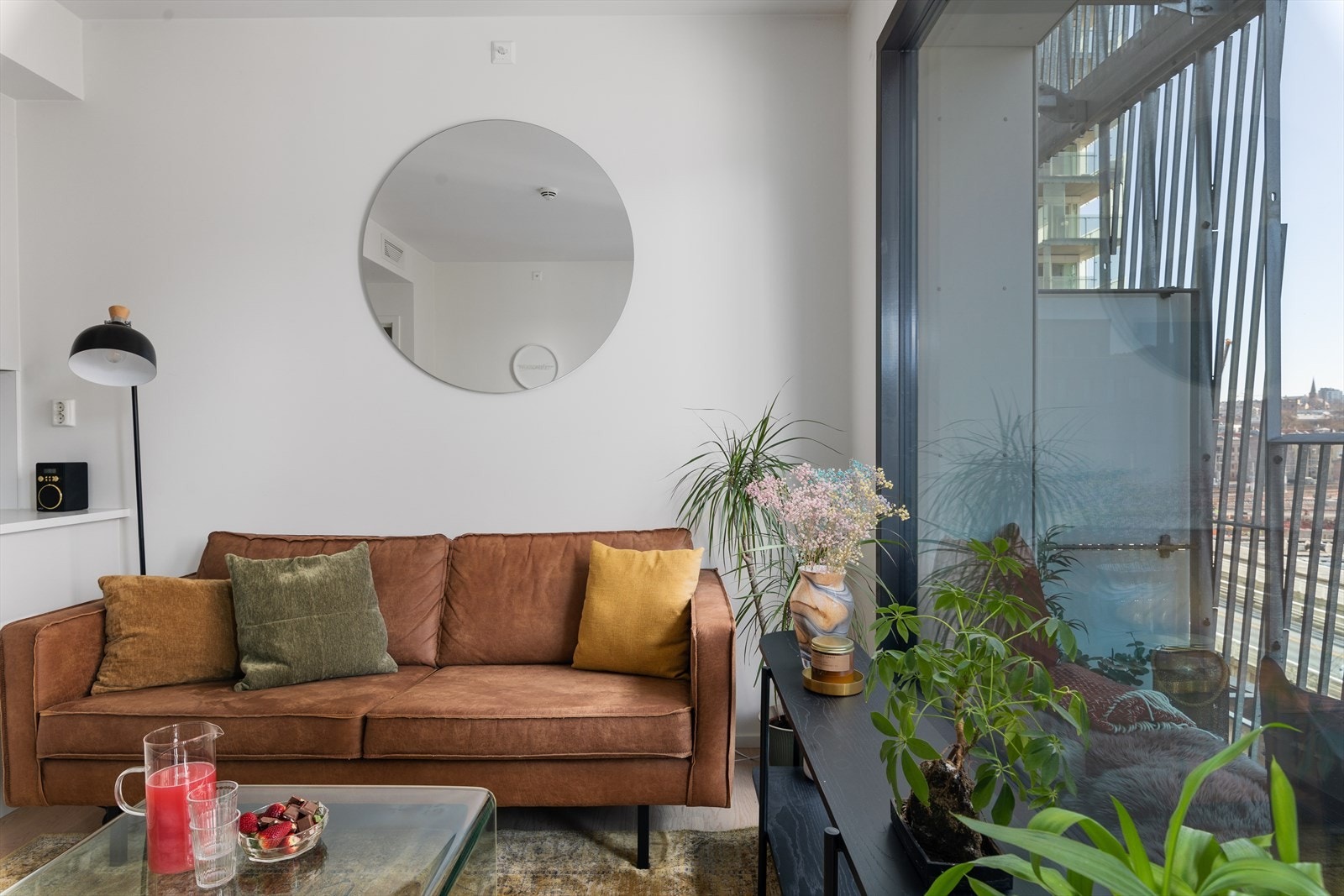 Stuen har plass til alt det en trenger og har en kvadratisk form. Dette er en møbleringsvennlig stue med plass til flere møbleringssoner uten at det går utover gulvarealet. Galleribilde