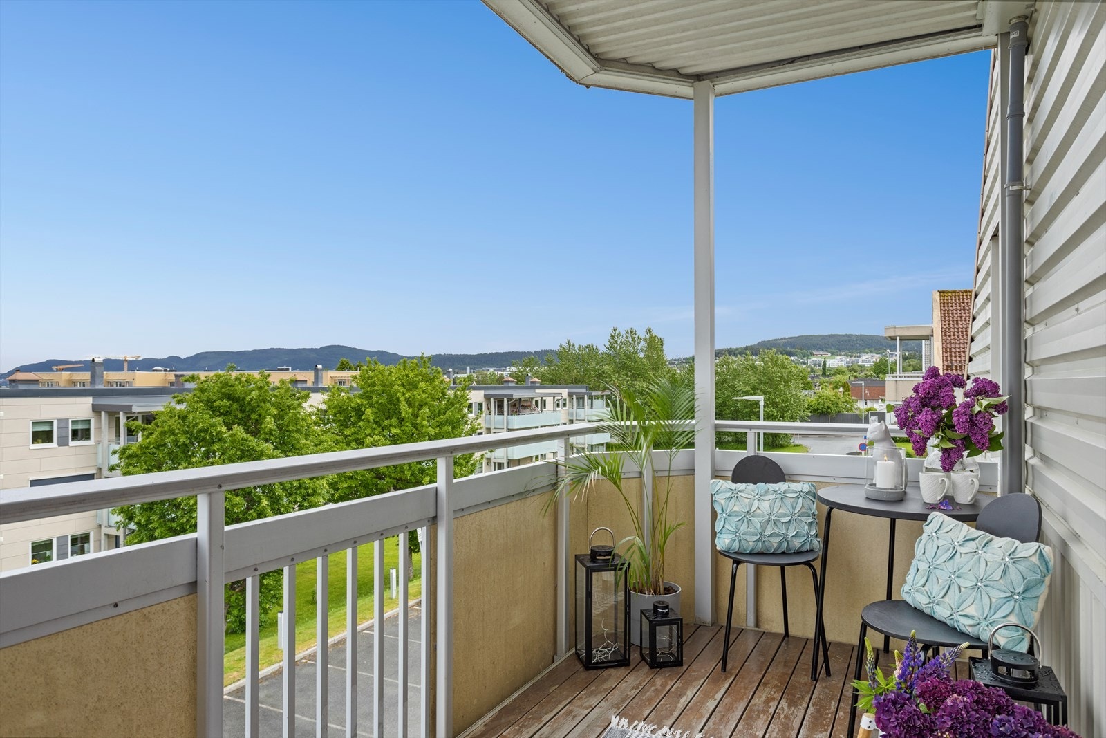 Overbygget veranda med fin utsikt og sol fra tidlig morgen. Galleribilde