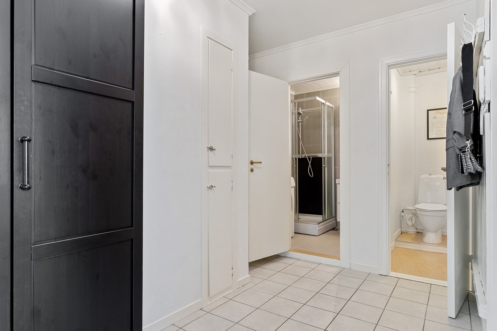 Gang på 7,4m² med god oppbevaringsplass. Galleribilde