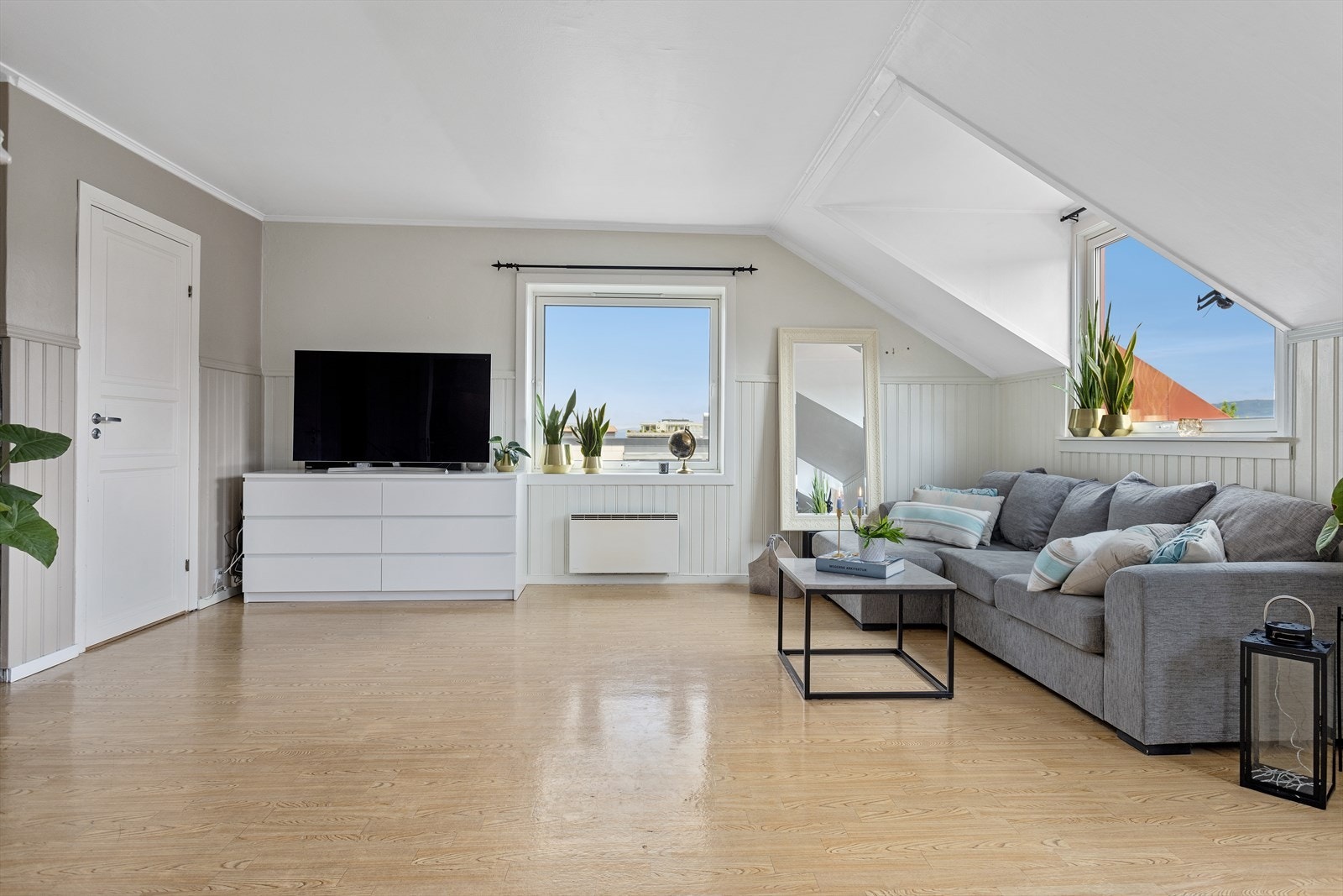 Kombinasjonen med skråtak og kobbhus gir leiligheten et flott uttrykk. Galleribilde