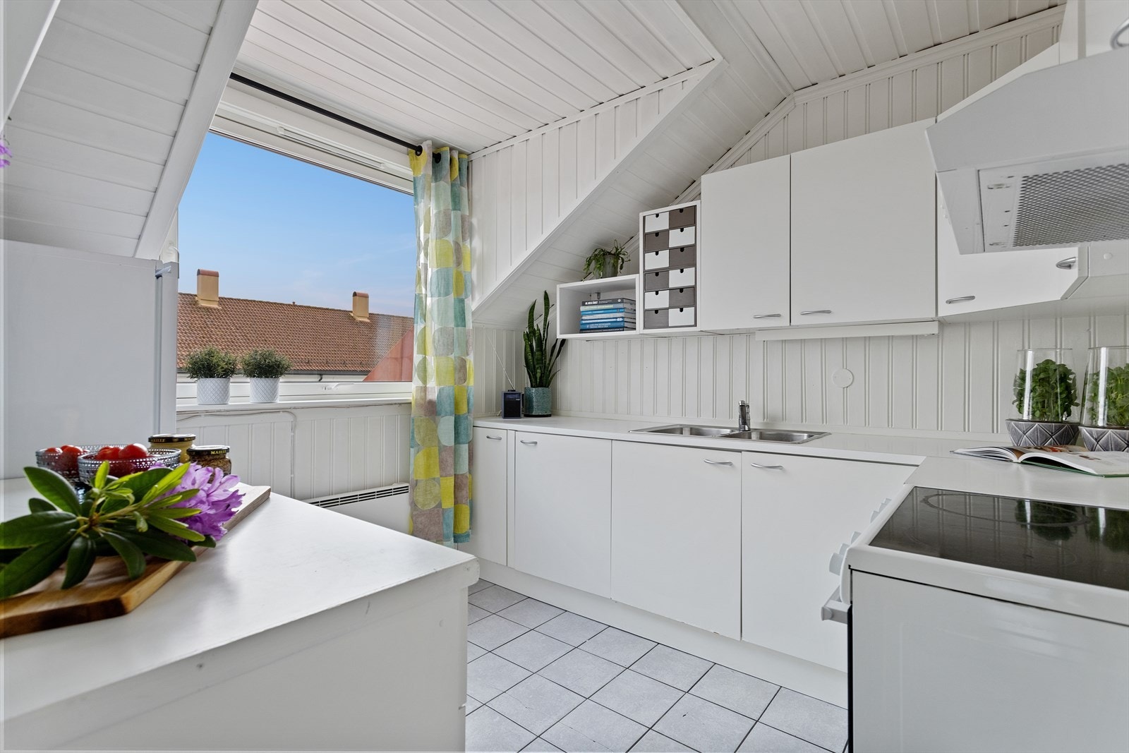 Takutstikkene med vinduer gjør mye med lysinnslippet i leiligheten. Galleribilde