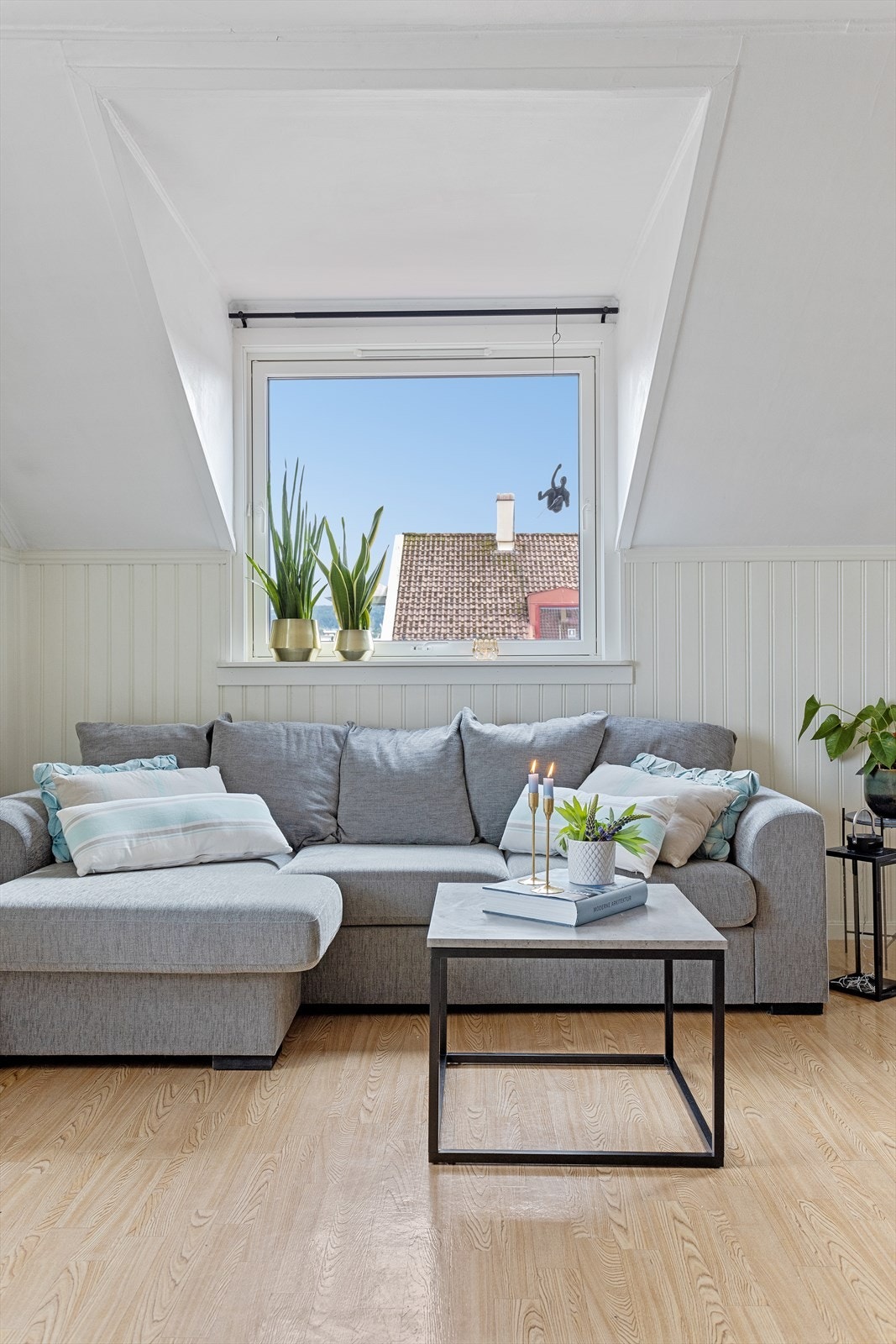 Koselig og lys stue med kobbhus som slipper inn godt med naturlig dagslys. Galleribilde