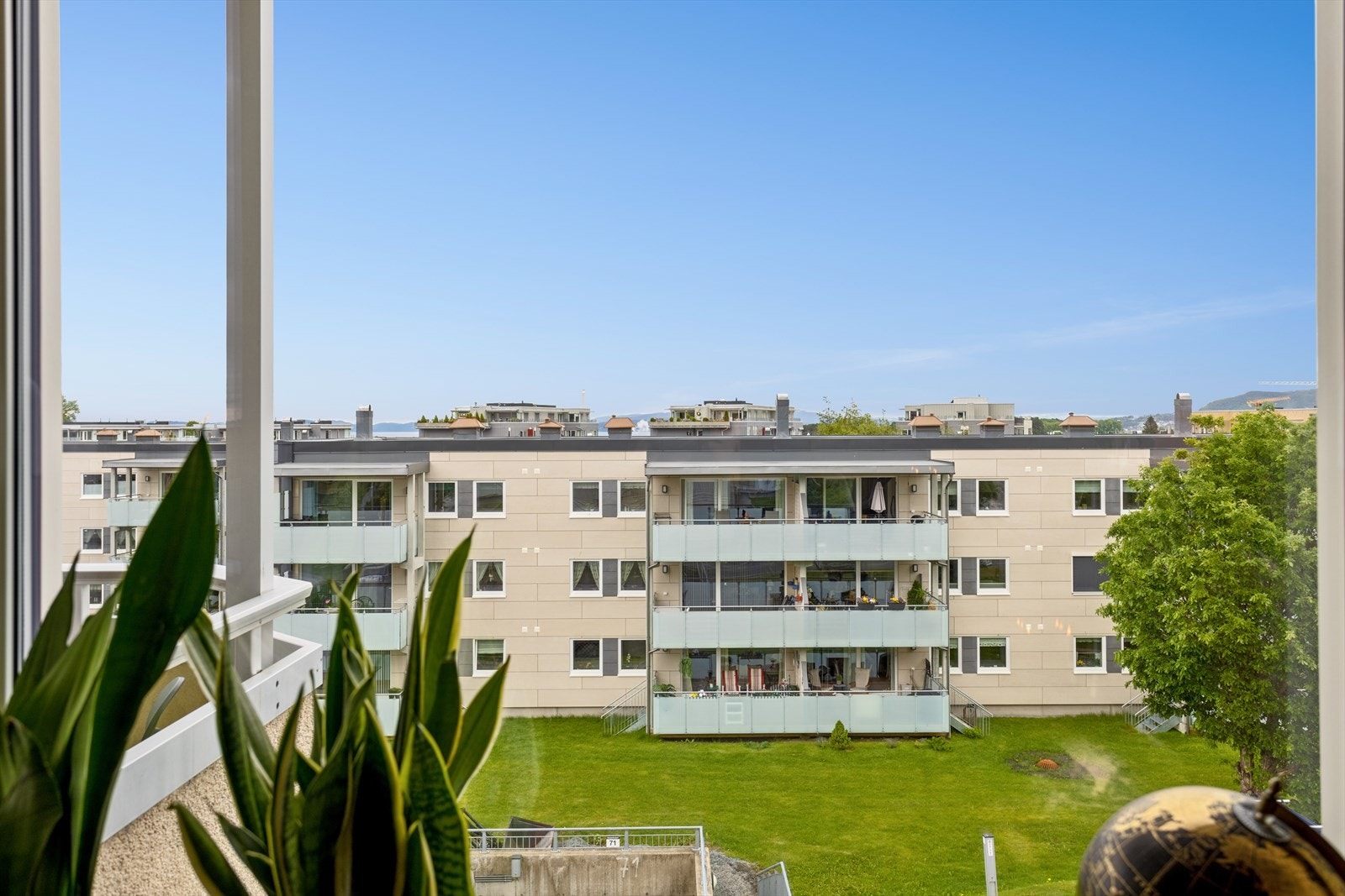 Tilbaketrukket beliggenhet uten sjenerende biltrafikk forbi huset. Galleribilde