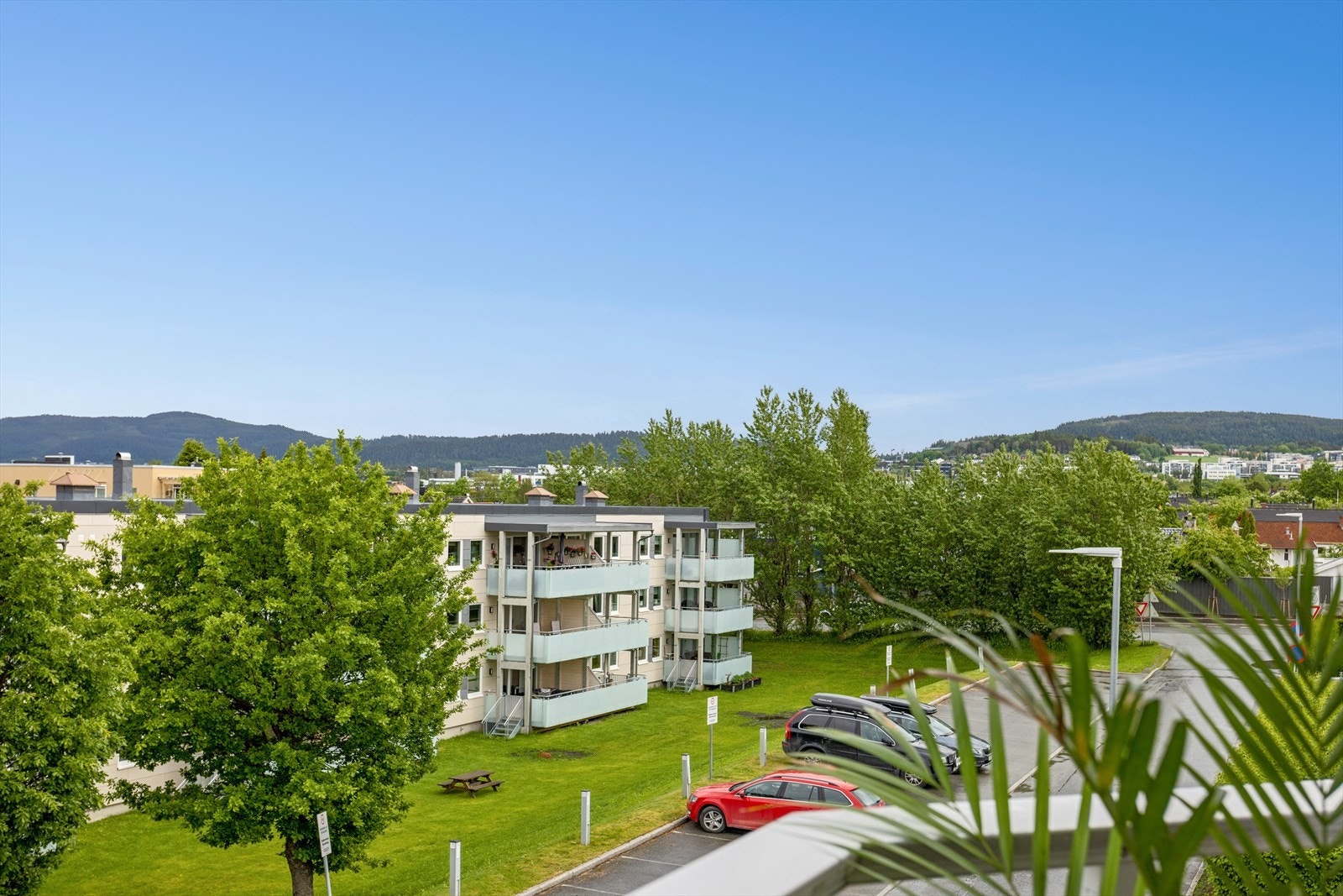 Fin og åpen utsikt fra verandaen. Galleribilde