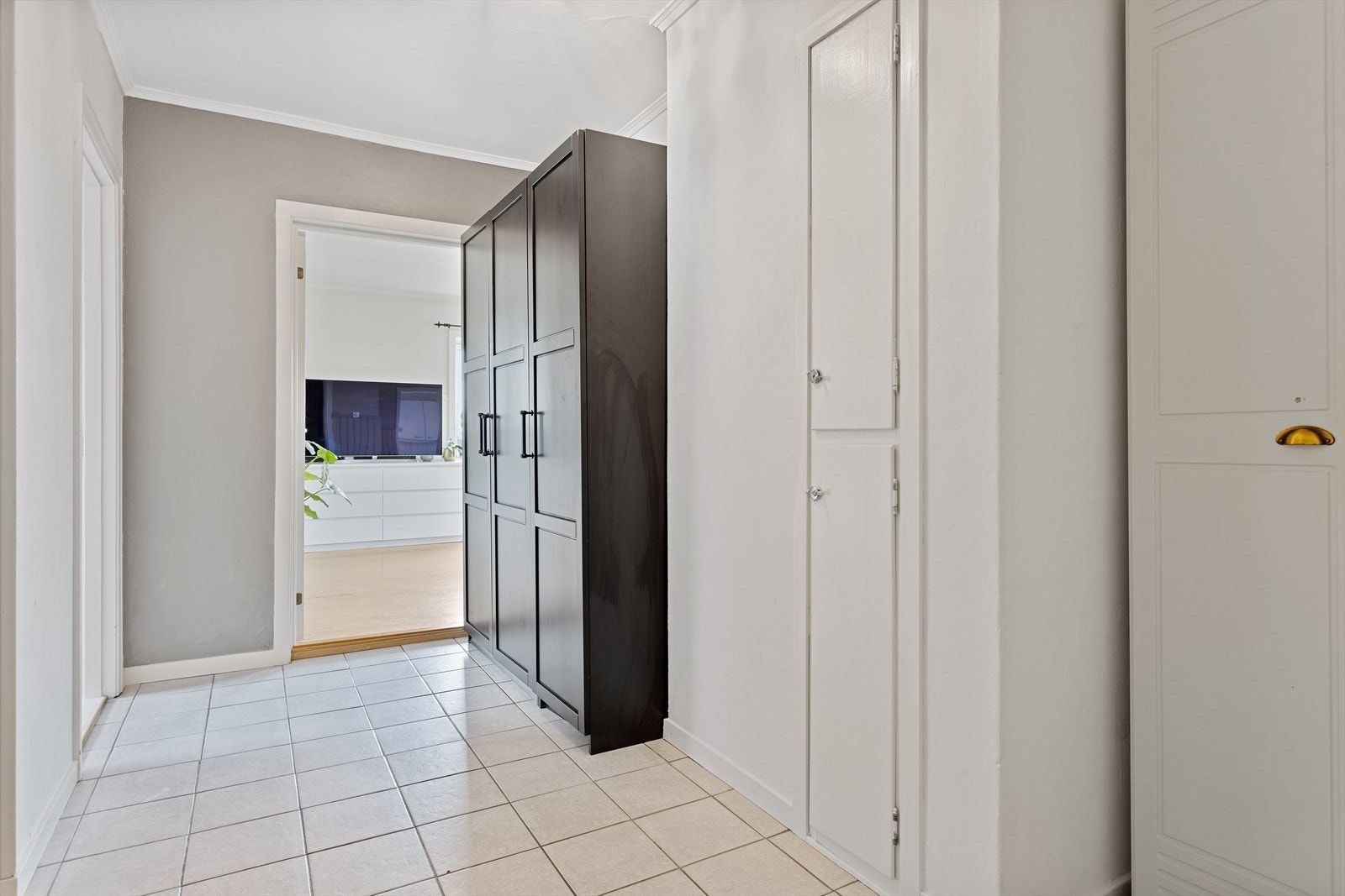 Flislagt gulv i gangen som tåler det meste. Galleribilde