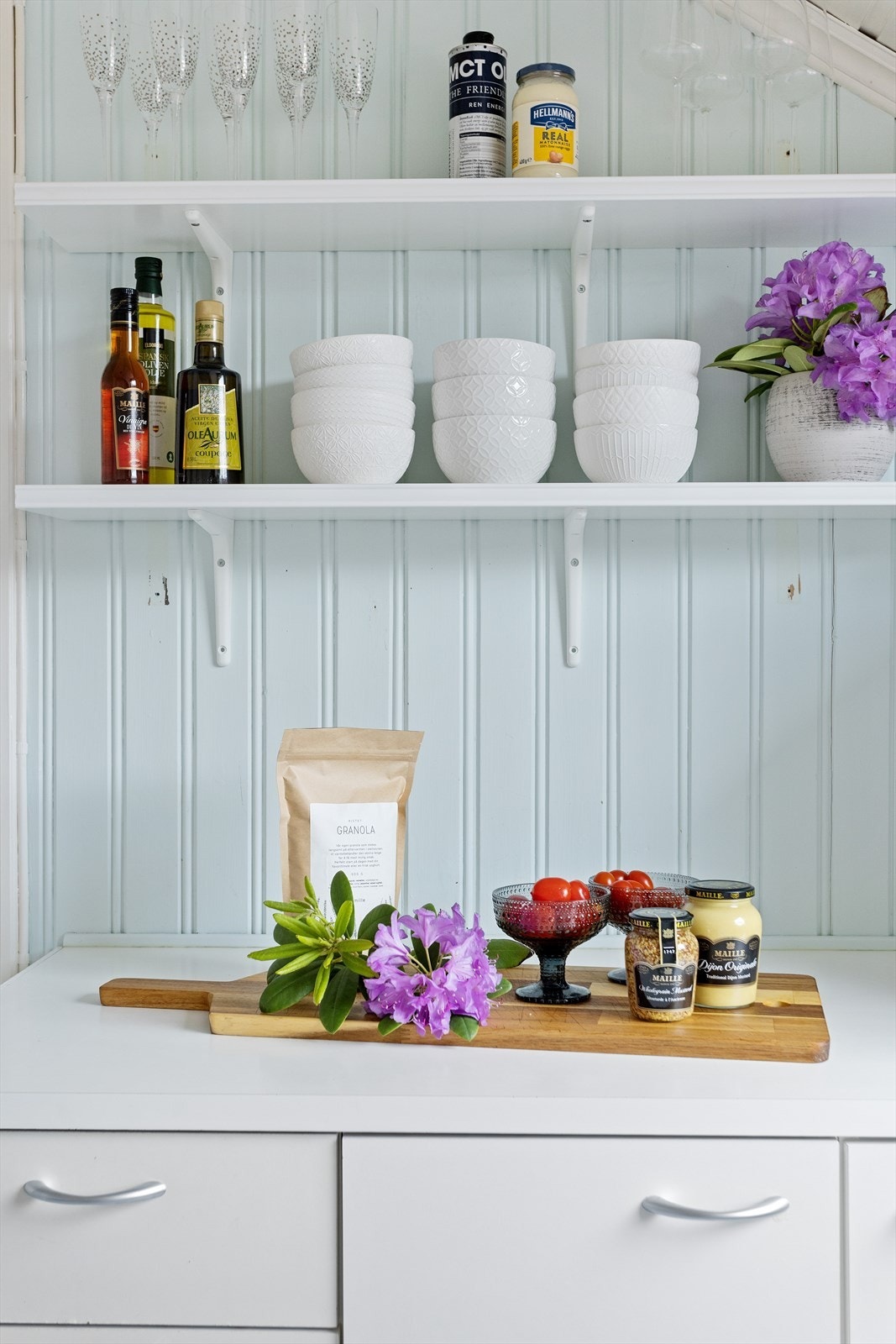 Koselig kjøkken med både vegghyller og mye skapplass. Galleribilde