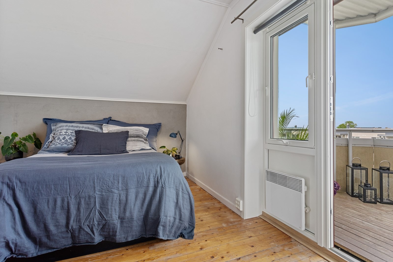 Hovedsoverom på 12m² med utgang til veranda. Galleribilde