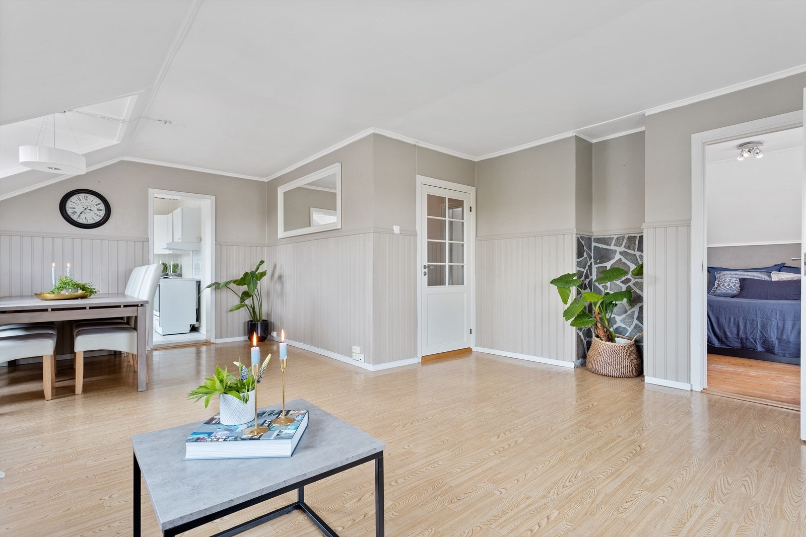 Det er pipeløp i bygget. Det kan monteres vedovn i innhuket på bildet. Galleribilde