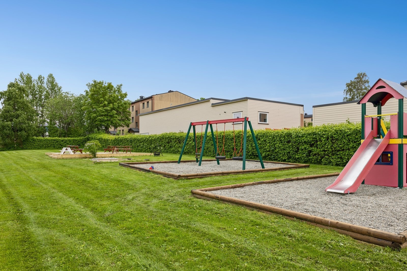 Borettslagets store tomt har flotte fellesarealer med blant annet nybygget markterrasse. Galleribilde