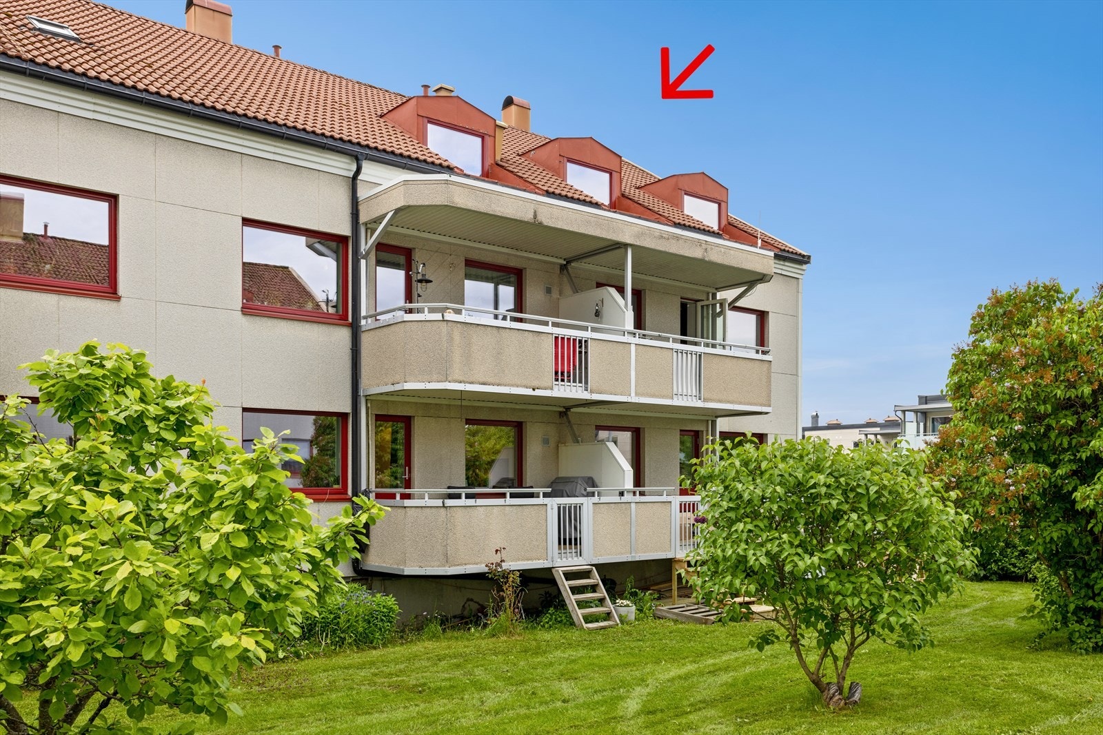 Leiligheten ligger i øverste etasje. Alle kobbhusene tilhører leiligheten. Galleribilde