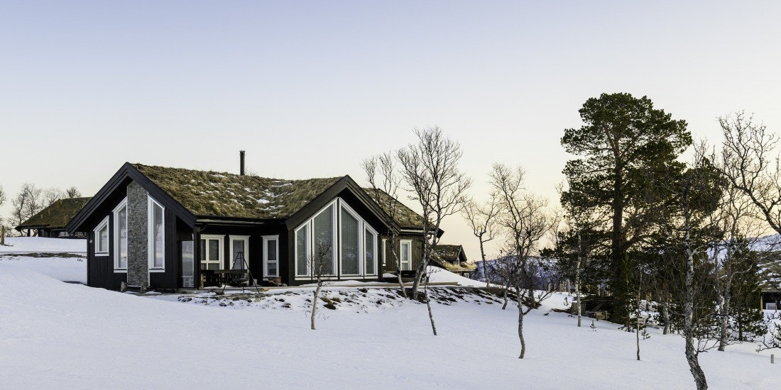 Eksempelfoto av oppført Minilla. En arealeffektiv hytte med spennende vindusfasader. Galleribilde