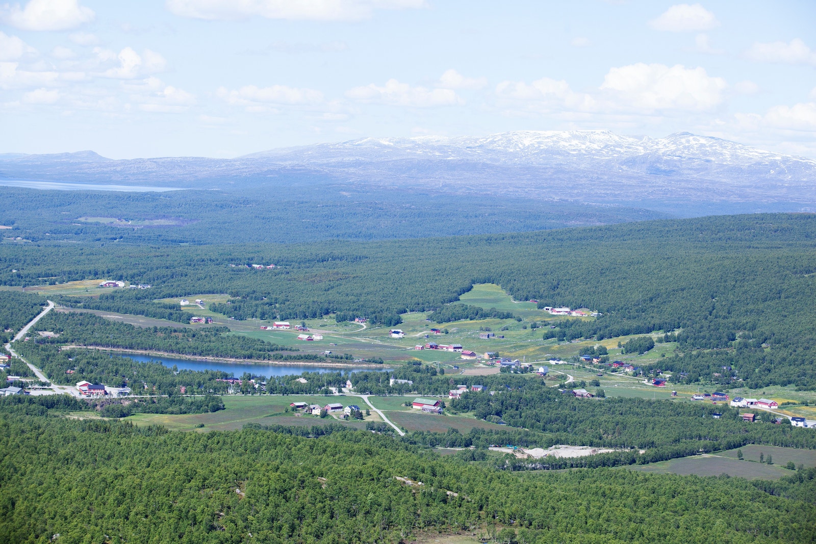 Brekken bygda i sommerskrud. Galleribilde