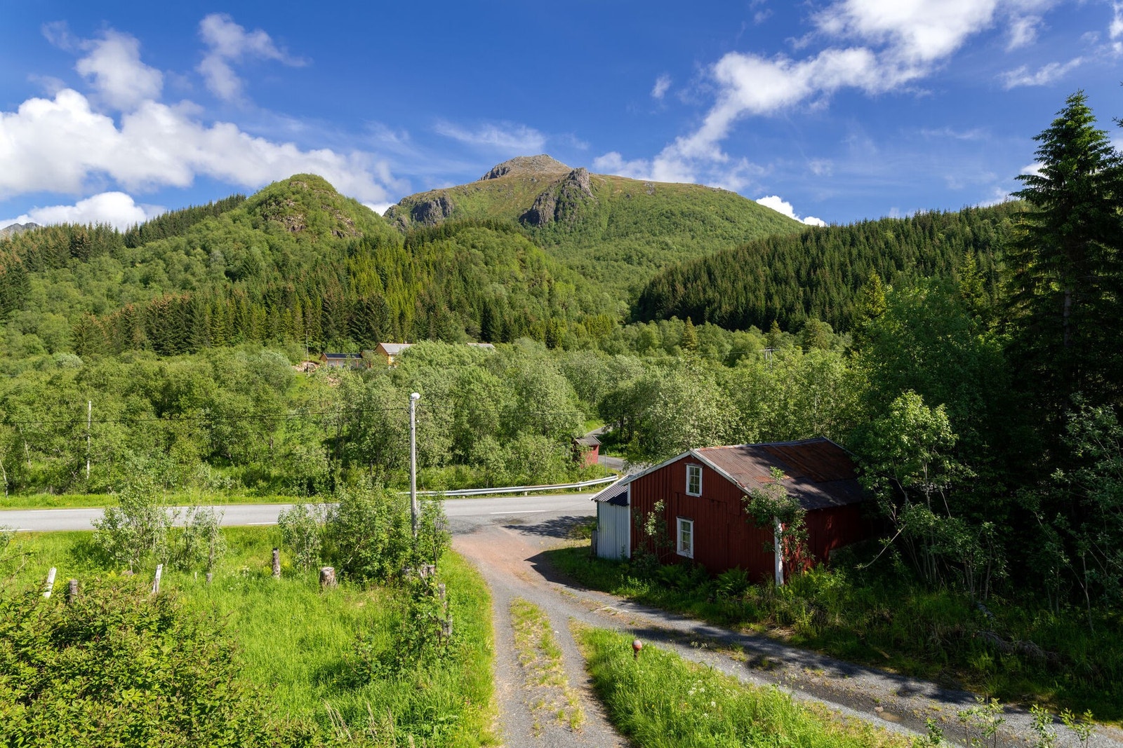 Garasje/uthus og innkjøring Galleribilde