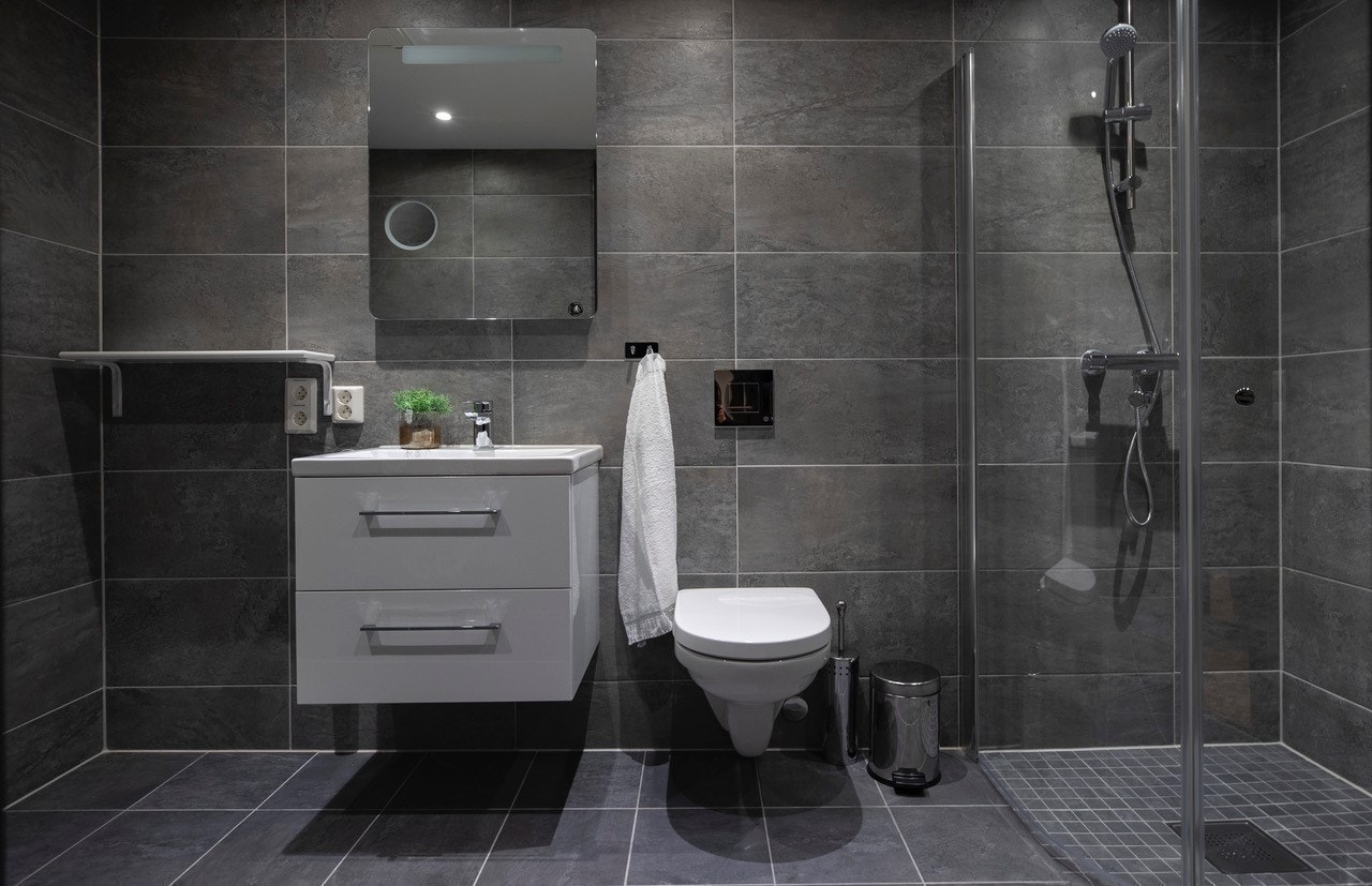 Moderne bad, opplegg for vaskemaskin og tørketrommel. Galleribilde