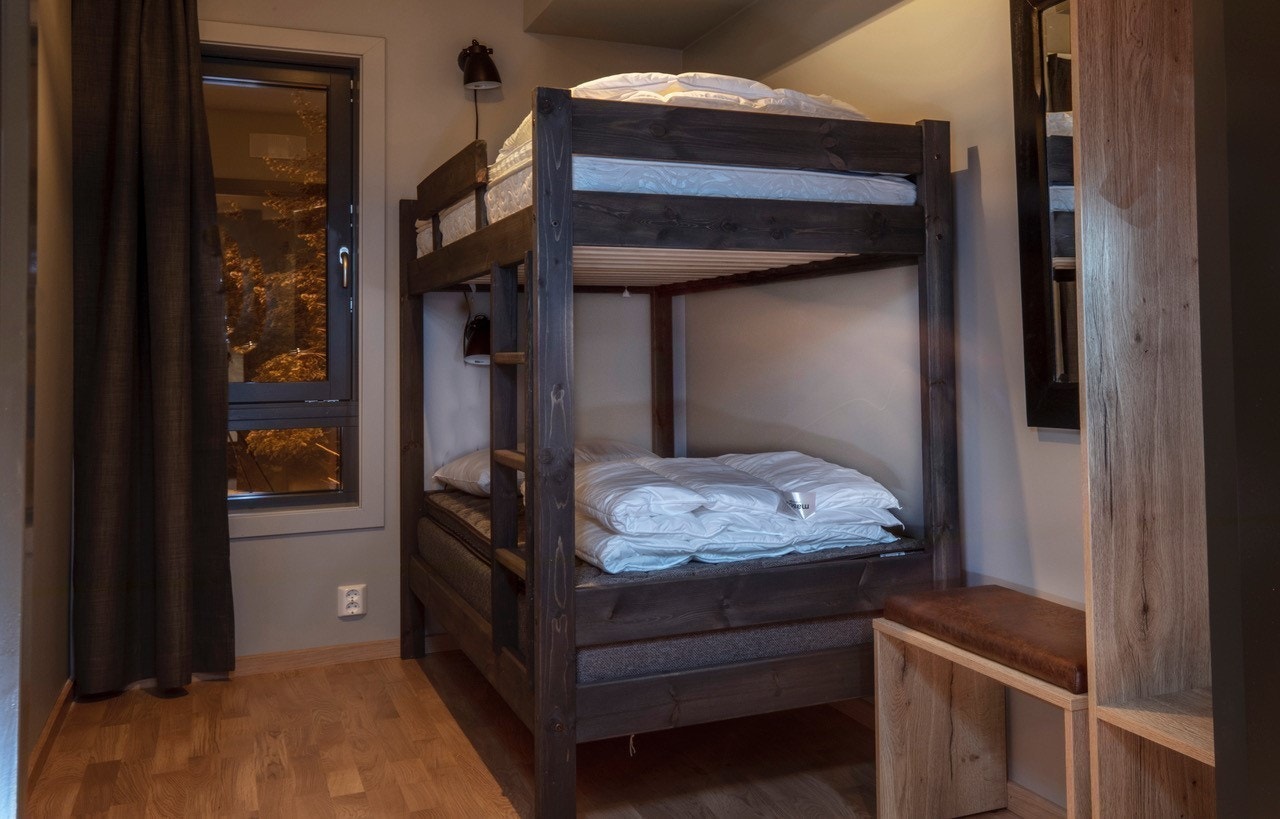 Køyeseng, med skap og plass til oppbevaring. Galleribilde