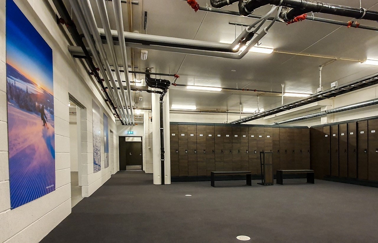 Praktisk for oppbevaring etter dagens ski-/slalomtur. Du slipper å ta de med inn i leiligheten etter bruk, står klare til neste dag! Eget smørerom er også tilgjengelig. Direkte utgang til løypenett og skitrekk. Galleribilde