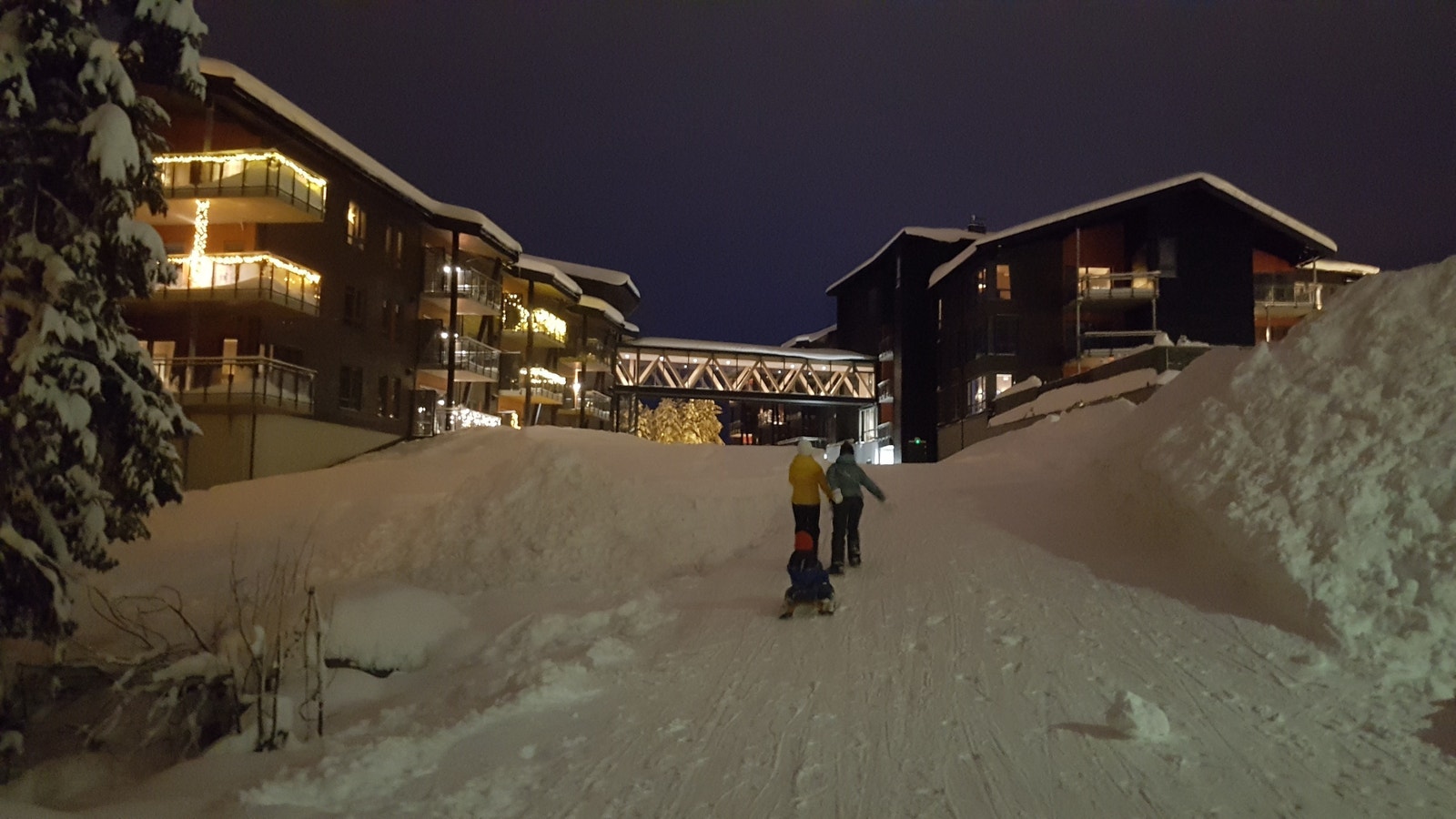 Gangbro mellom Bygg A og Bygg B. Galleribilde