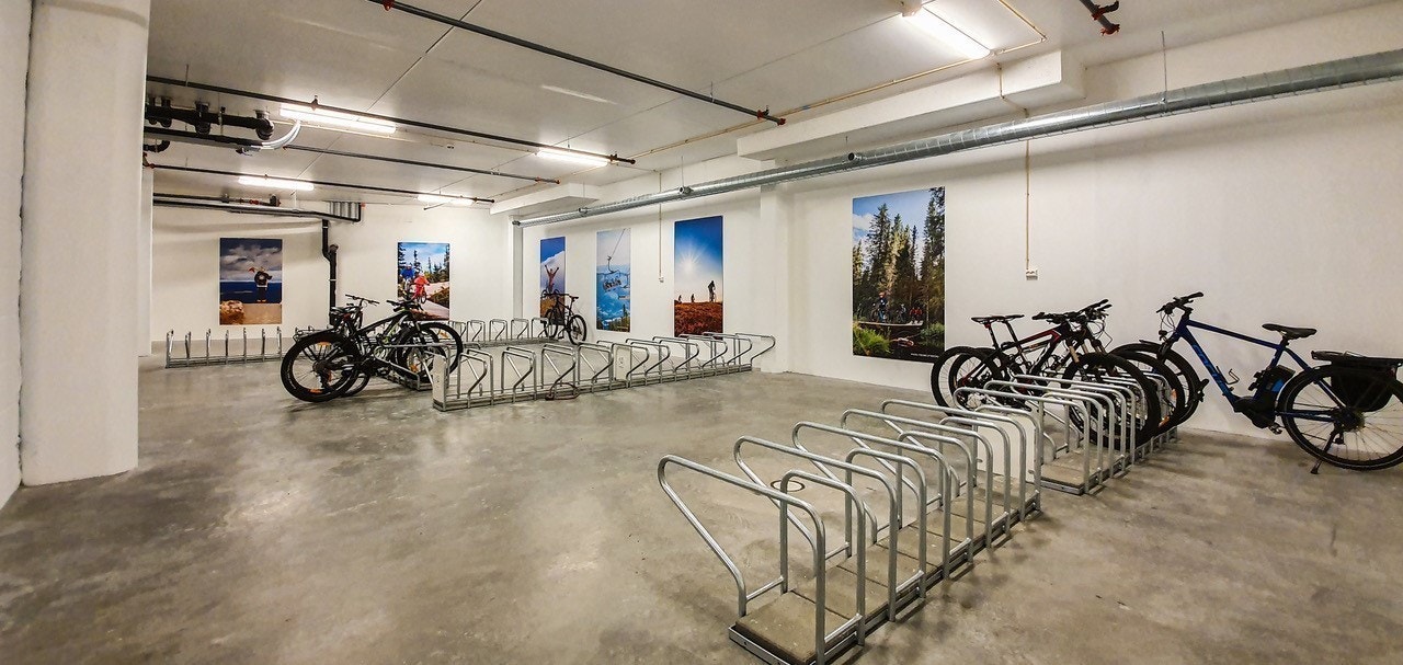 Stor og oversiktlig sykkelgarasje. Tilrettelagt for vask, samt eget verkstedrom. Galleribilde