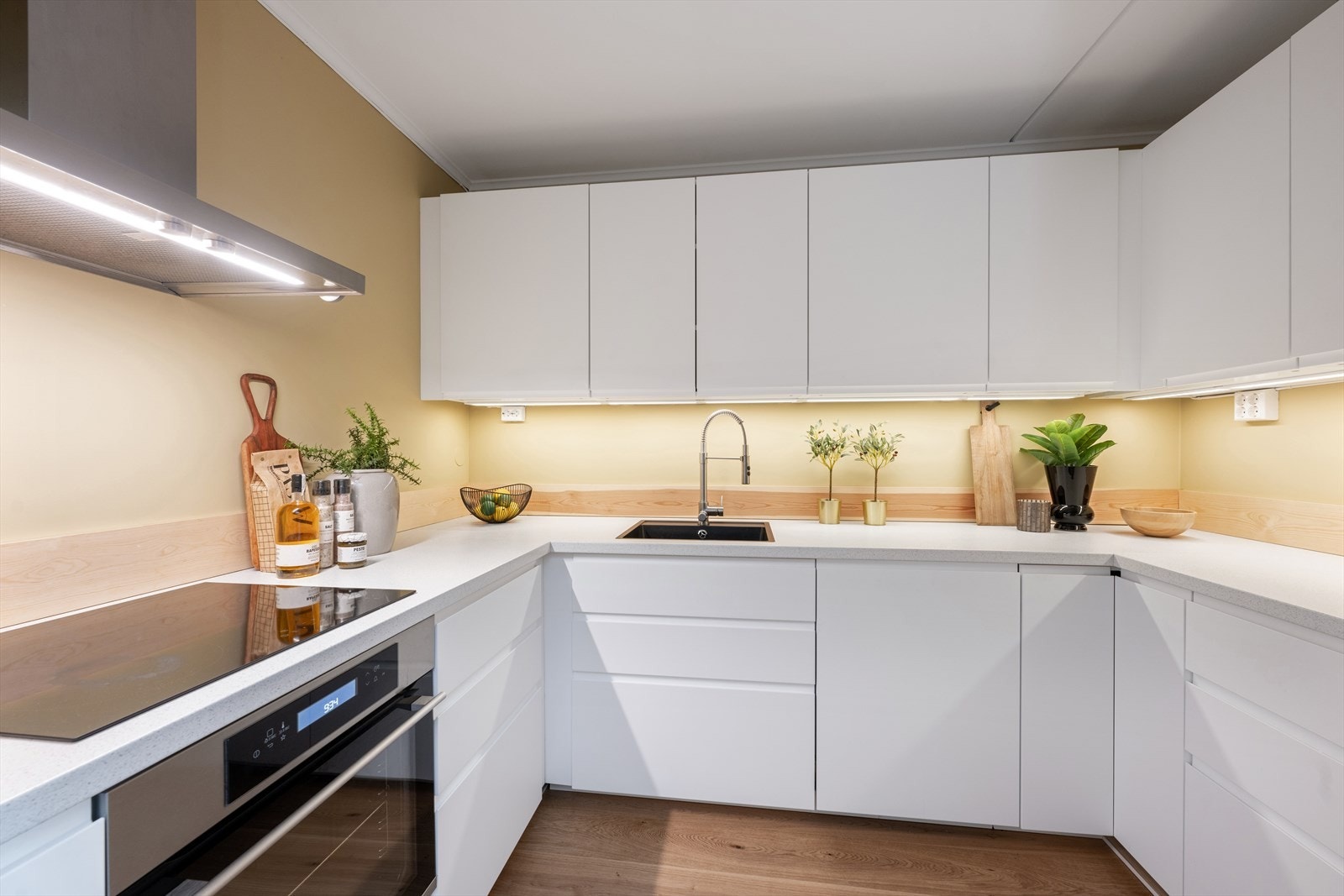 Kjøkkenet har hvite fronter med integrerte hvitevarer. Galleribilde