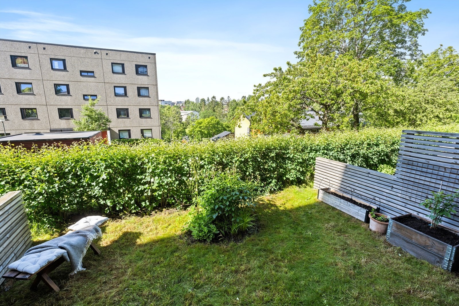 Egen koselig hage med gode solforhold. Galleribilde