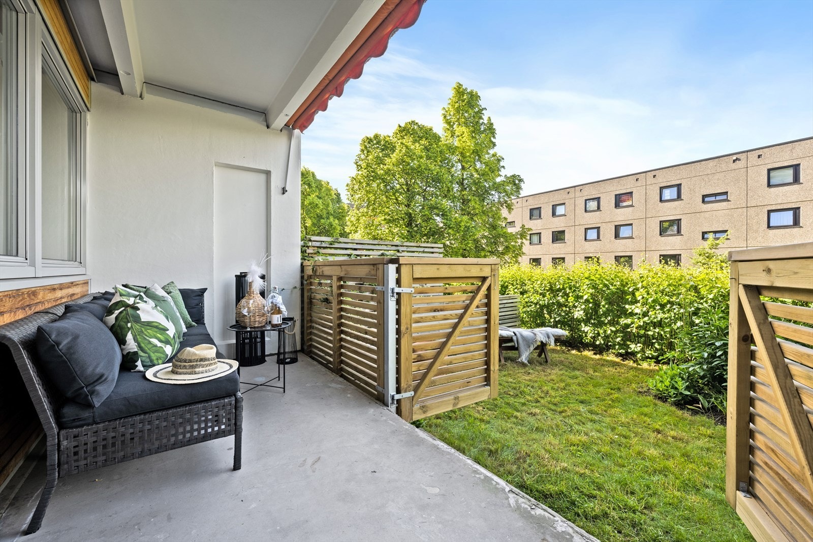 Romslig terrasse med adkomst til egen koselig hage. Galleribilde