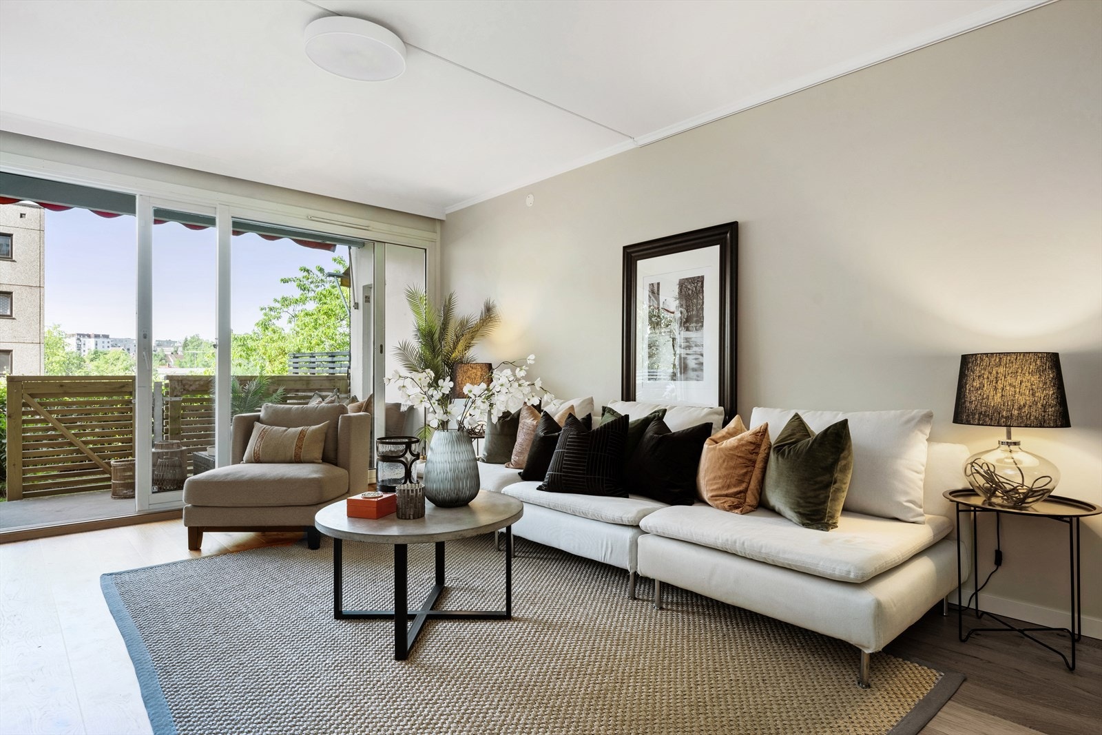 Det er flott parkett på gulvet og malt i tidsriktige farger. Galleribilde