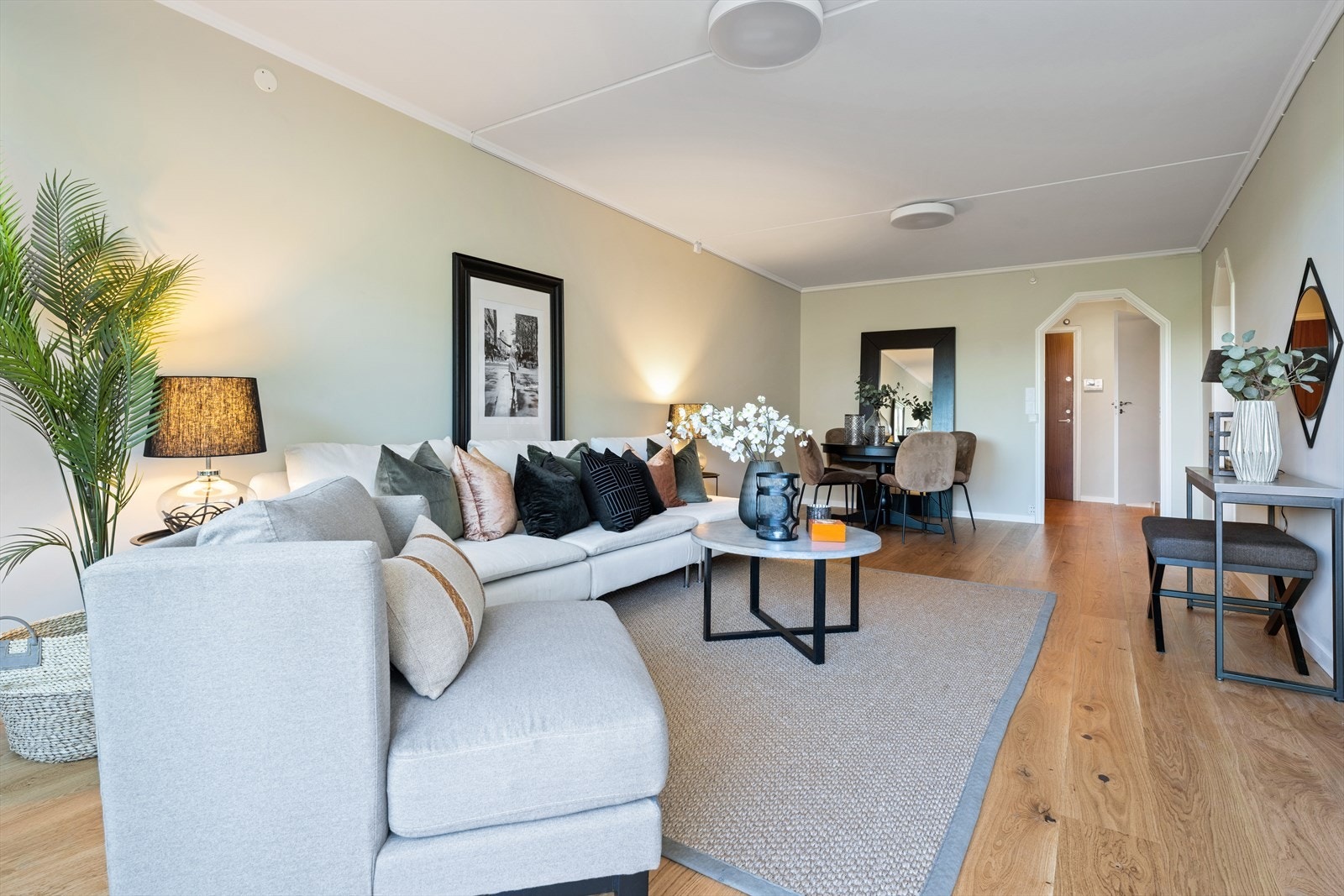 Lys og romslig stue. Galleribilde