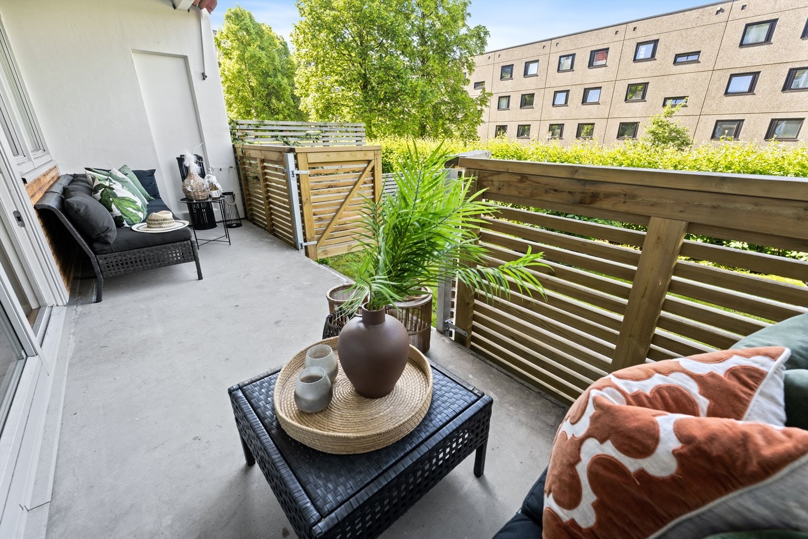 Det er god plass til utemøblement på terrassen. Galleribilde