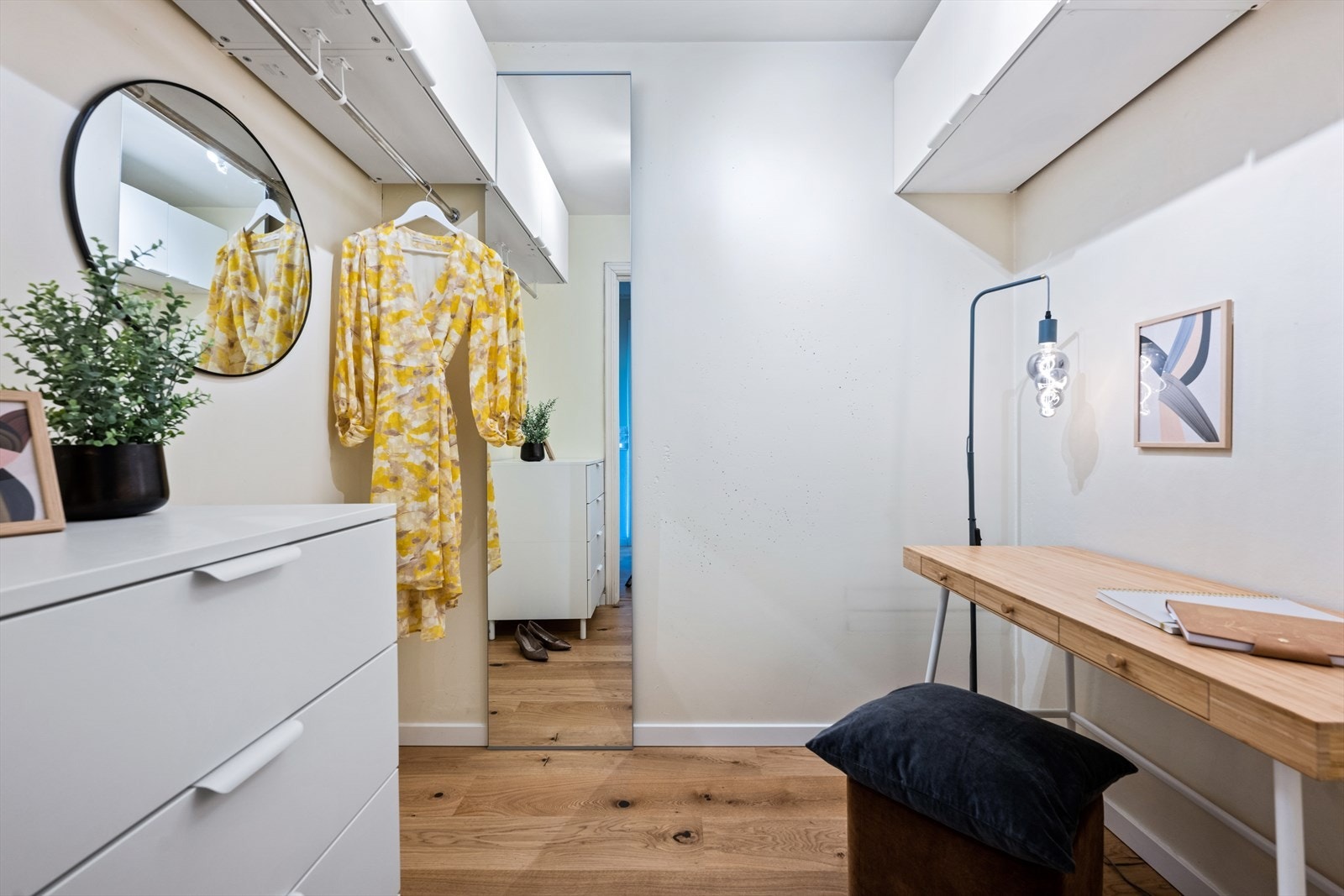 Praktisk kontor/garderobe tilknyttet entréen. Galleribilde