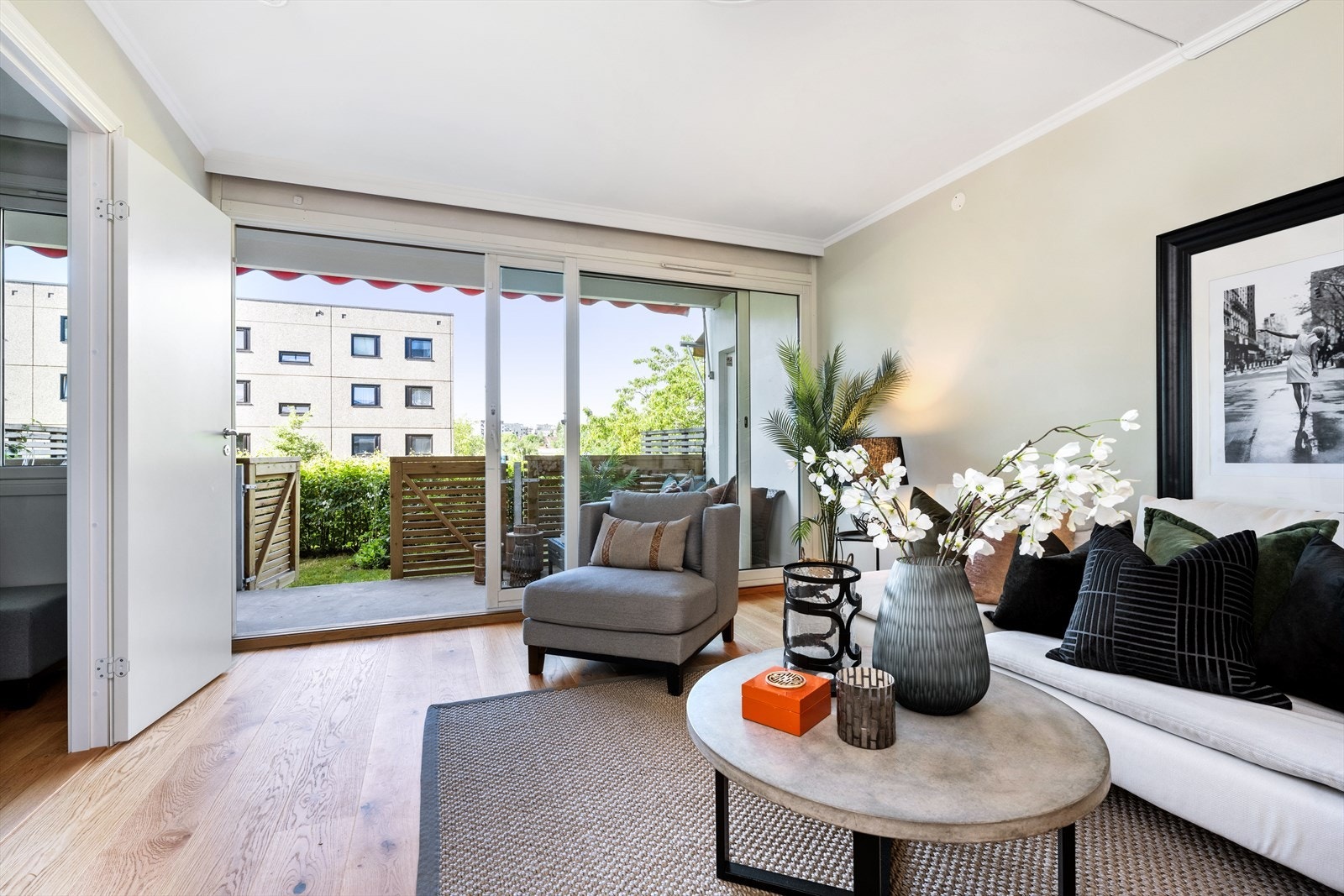 Fra stuen er det adkomst til terrasse og egen hageflekk. Galleribilde