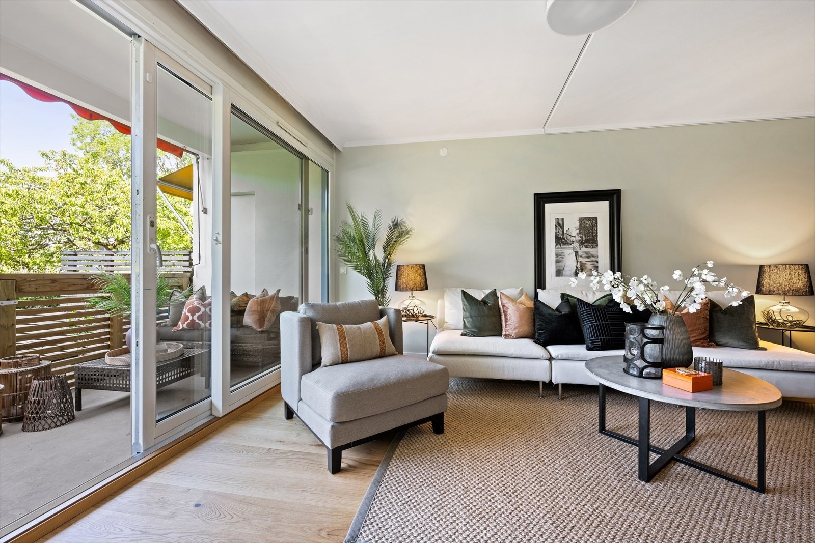 Store vindusflater gjør stuen meget lys. Galleribilde