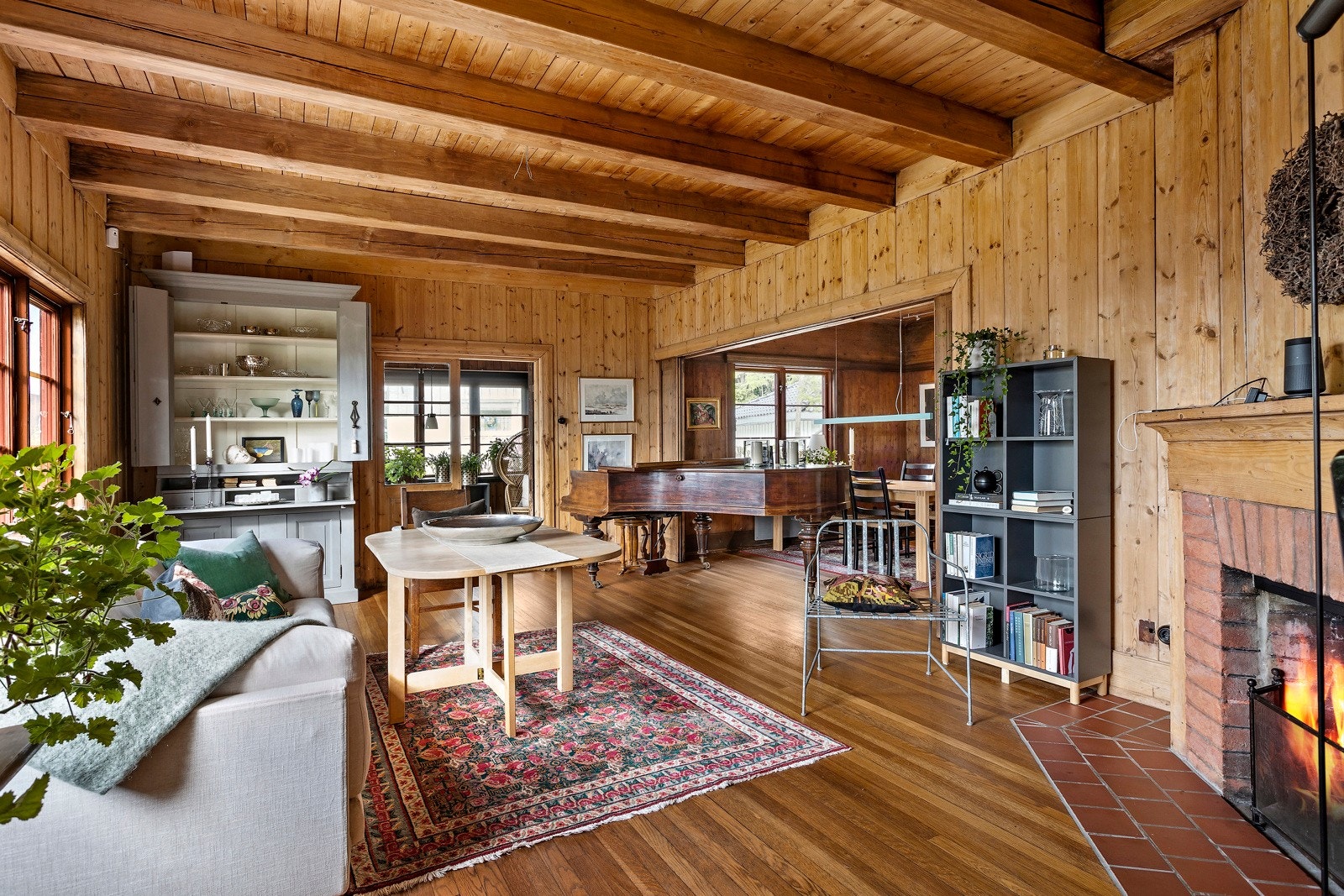 Romslig stue med peis - flotte takbjelker og mange autentiske detaljer fra byggeår. Galleribilde